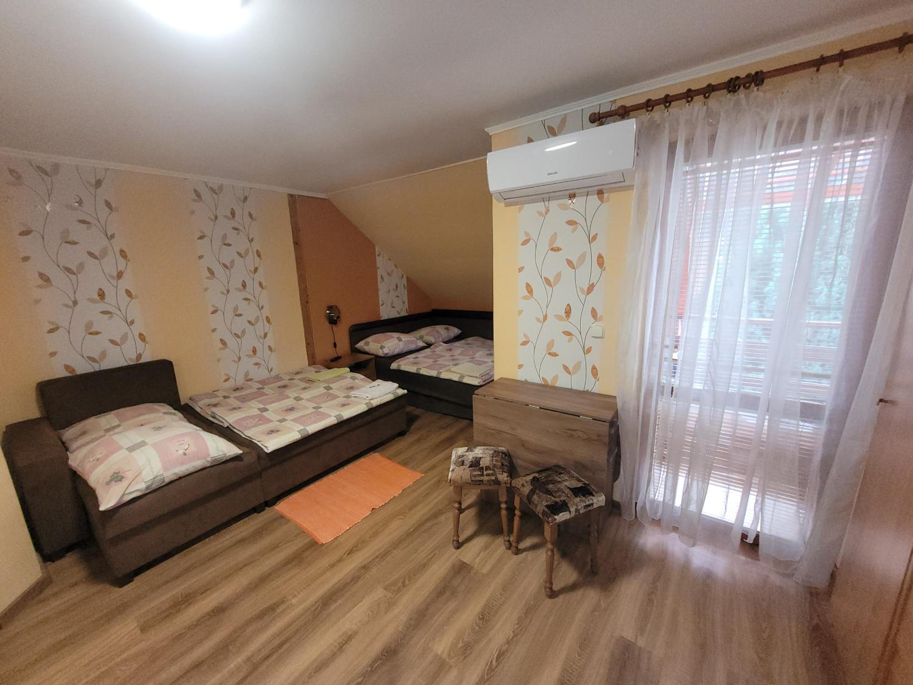 Quadruple Room with Balcony - Photo 7