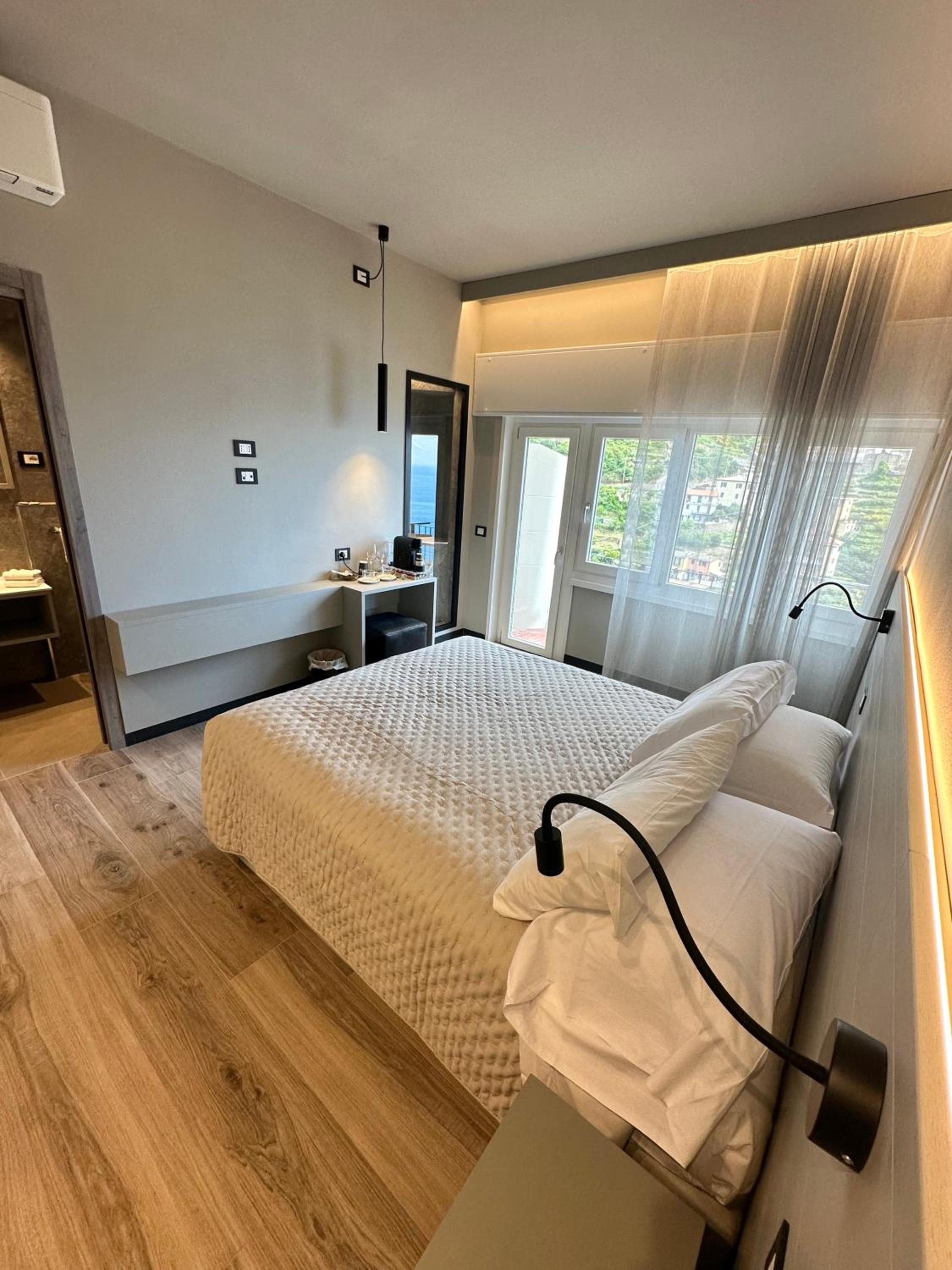 Deluxe Double Room with Balcony and Sea View