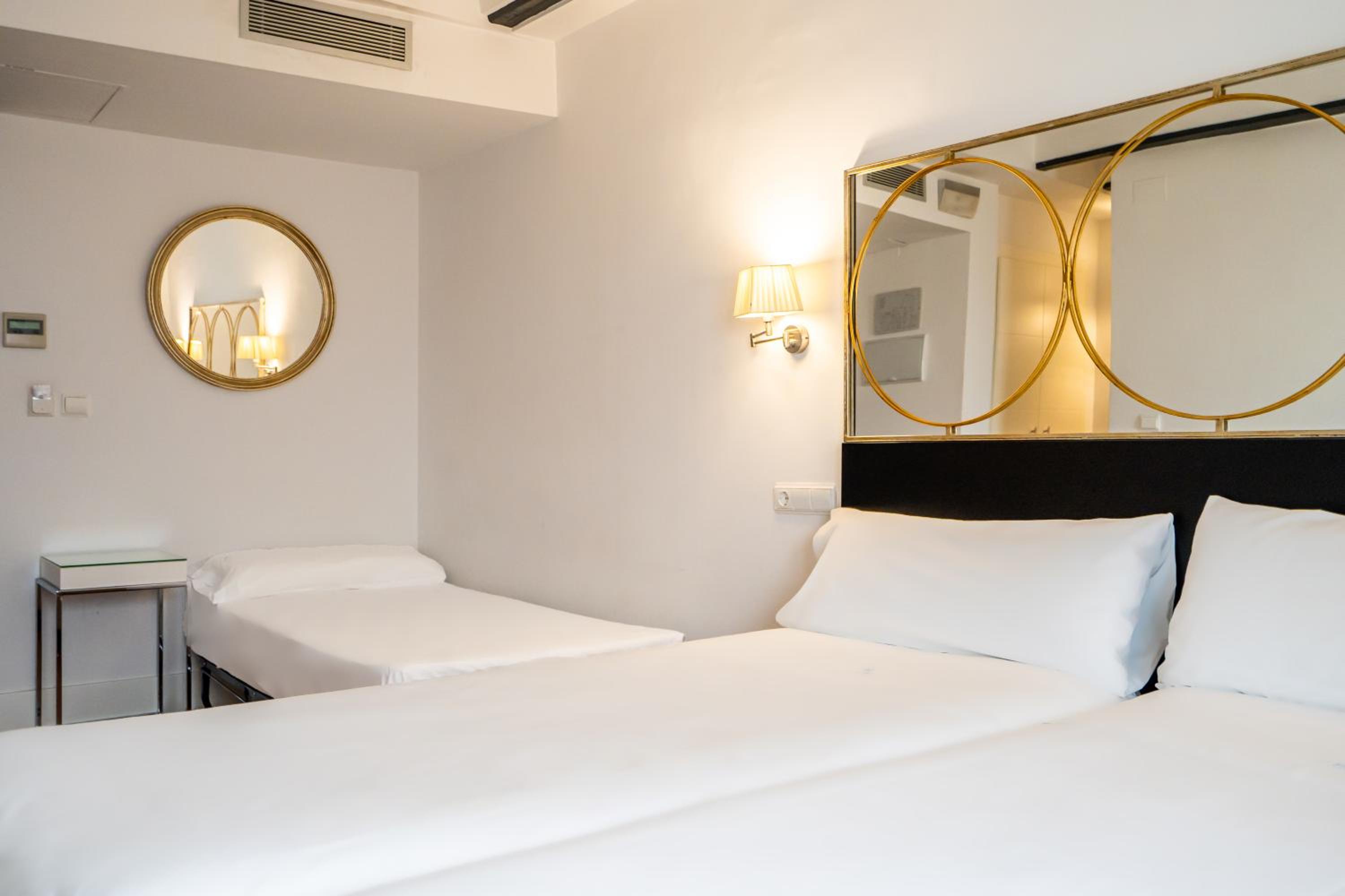 Twin Room with Extra Bed - Photo 4
