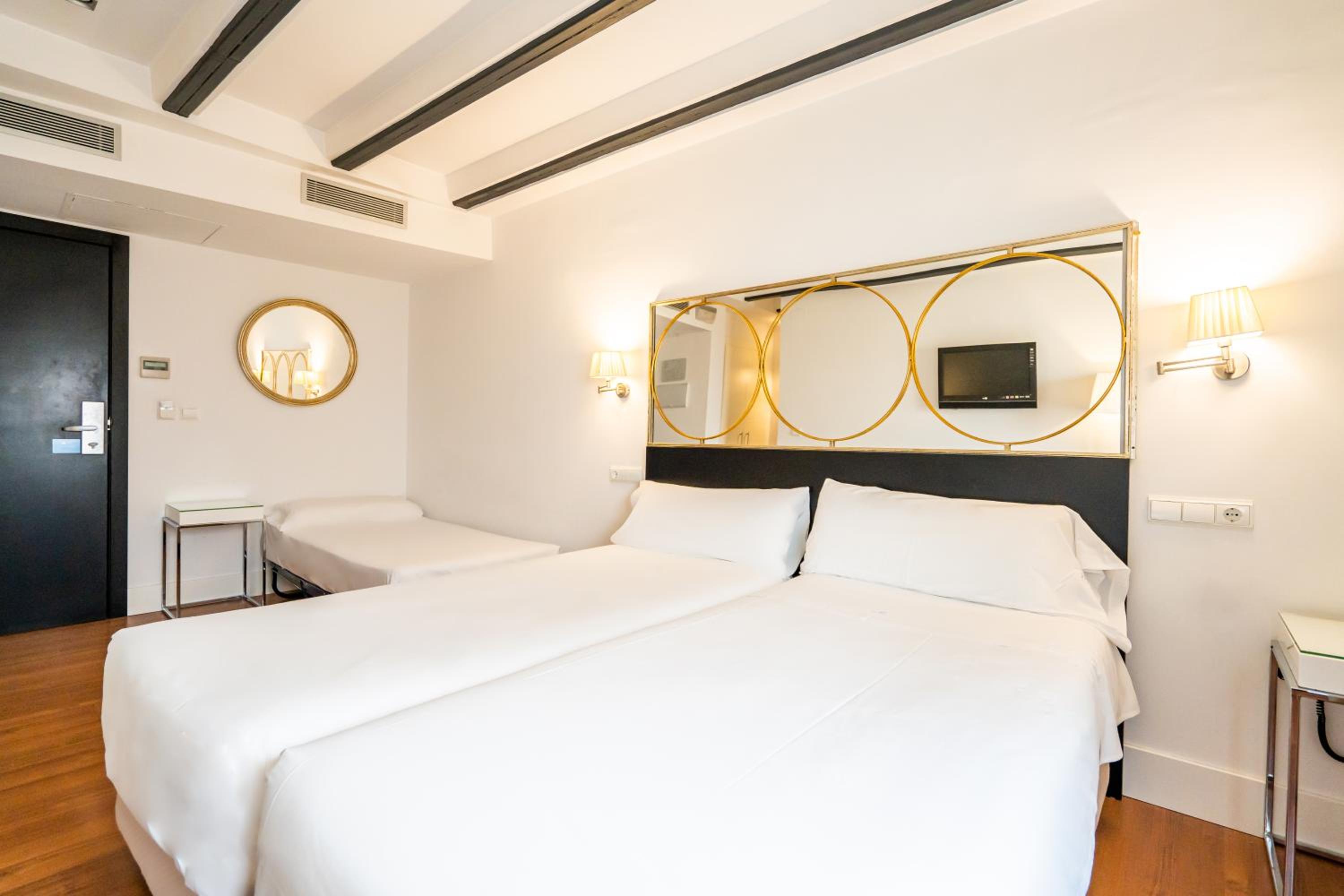 Twin Room with Extra Bed - Photo 3