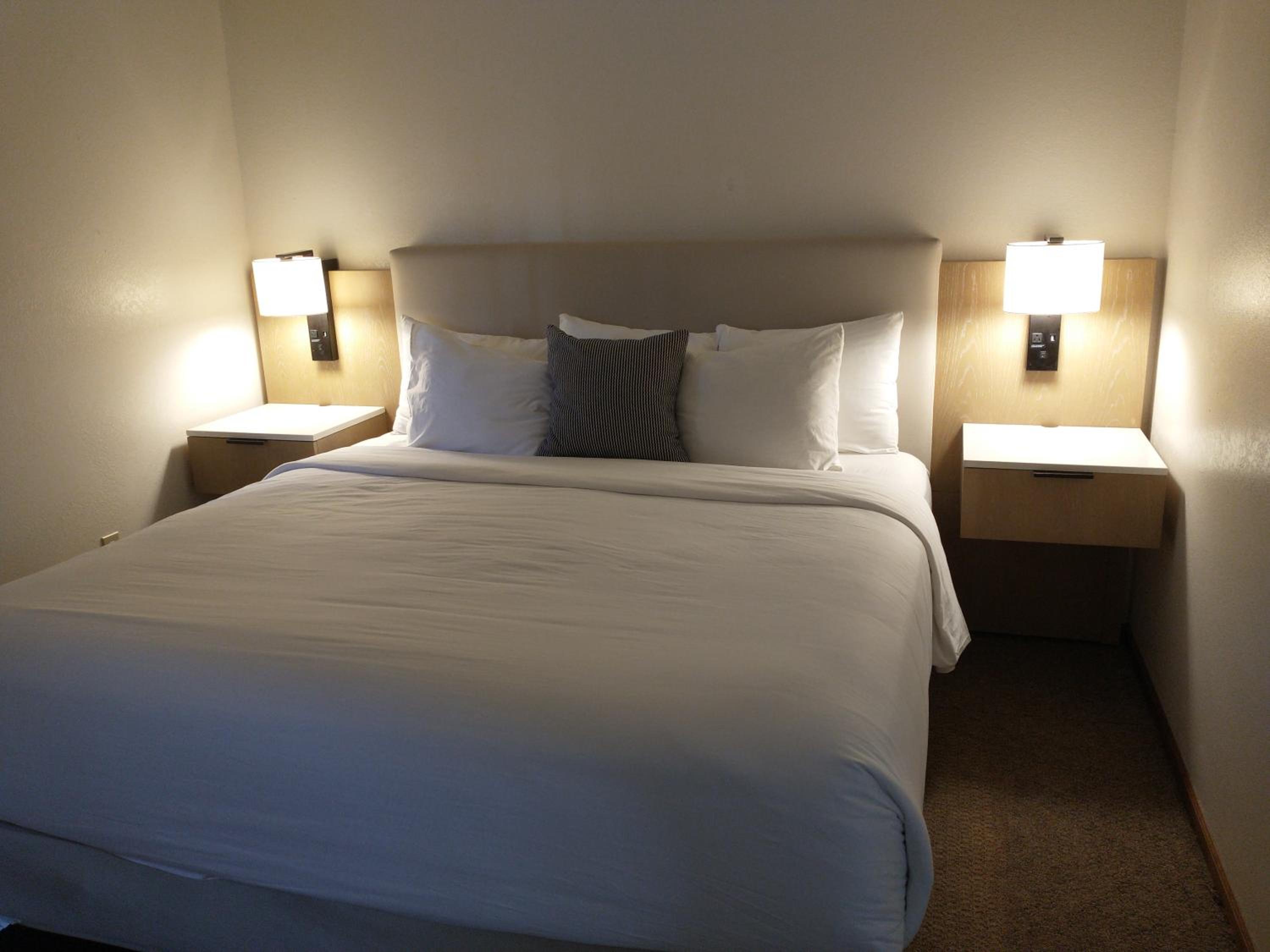 Deluxe King Suite photo 1