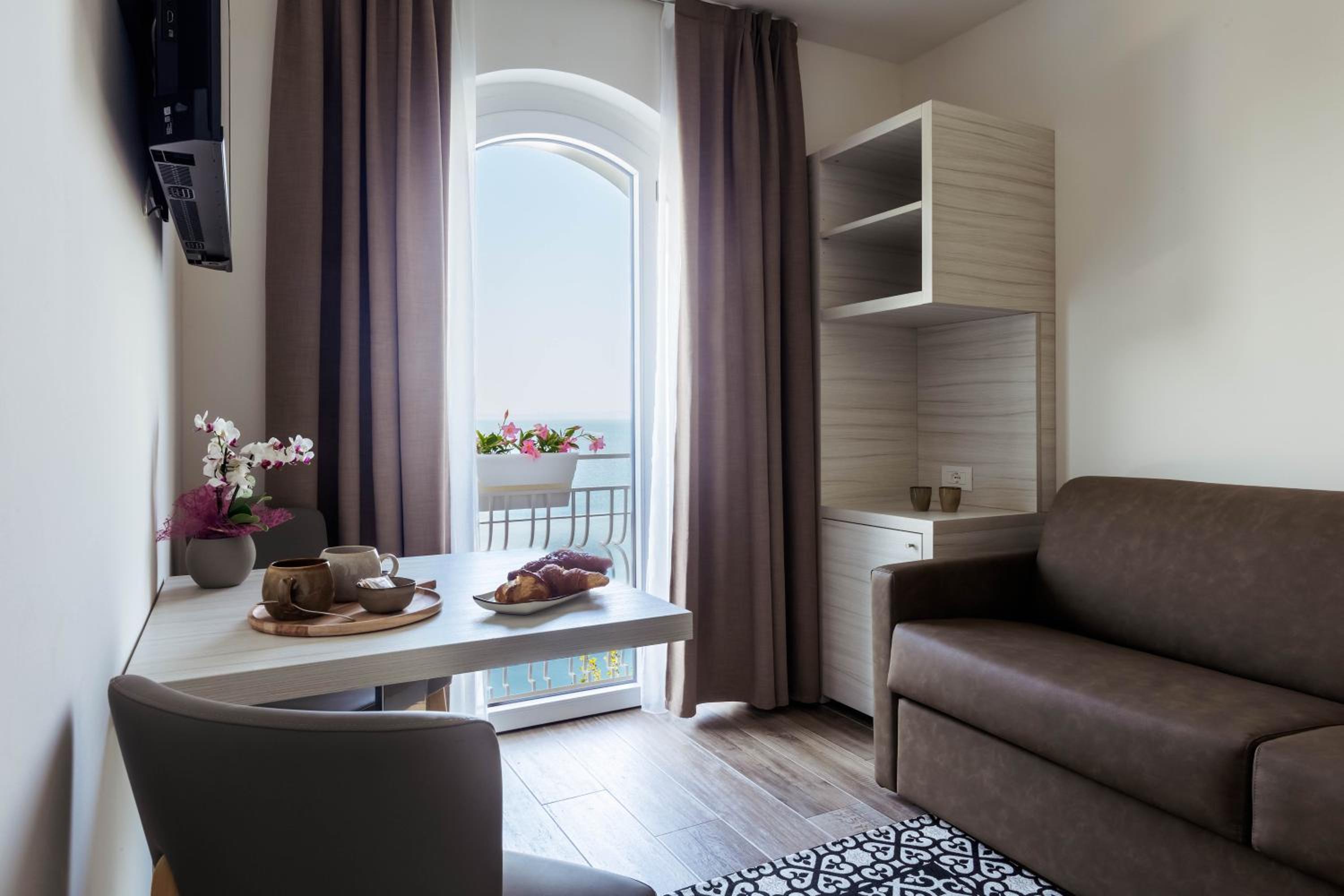 Deluxe Suite with Lake View photo 3