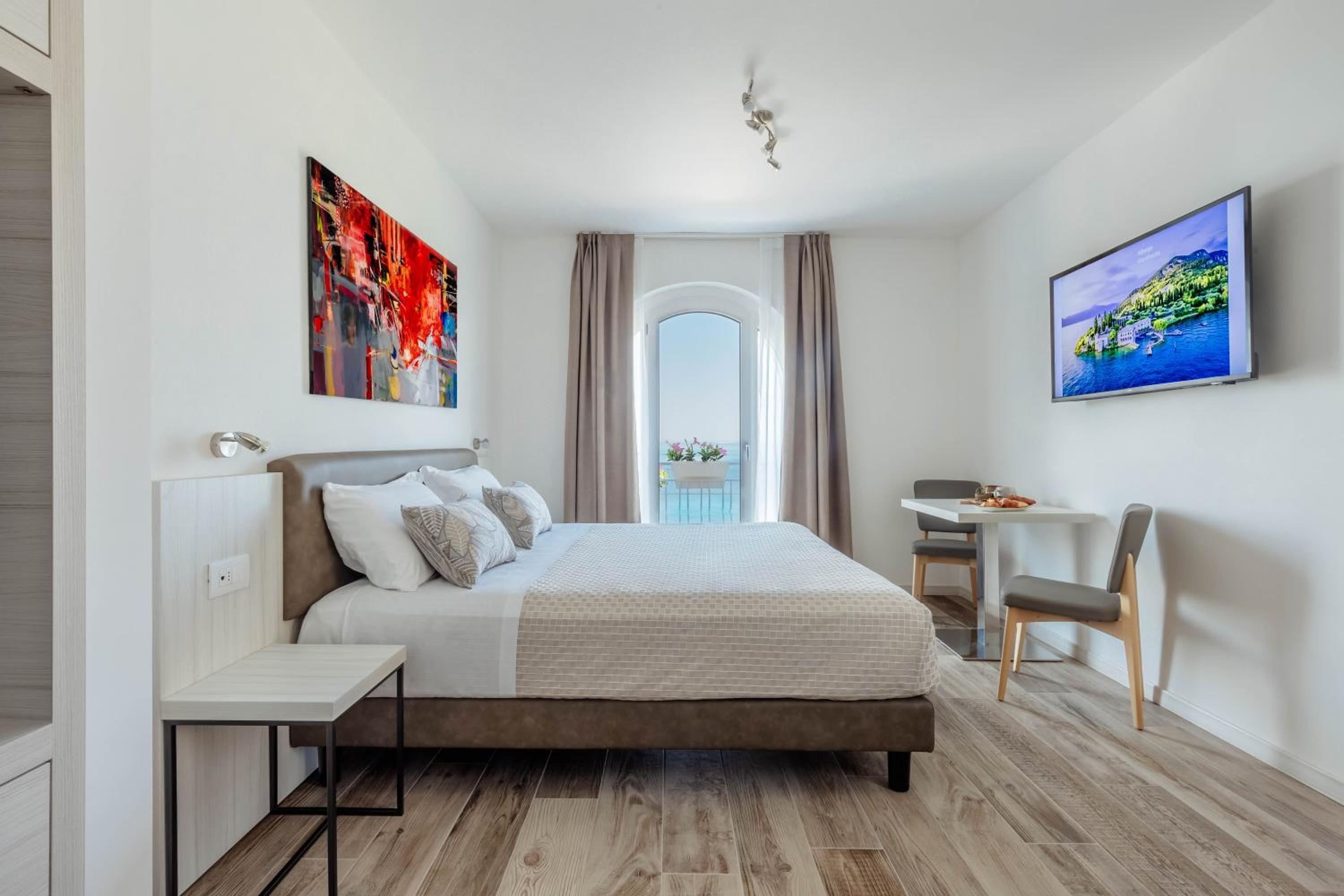 Junior Suite with Lake View - Photo 1