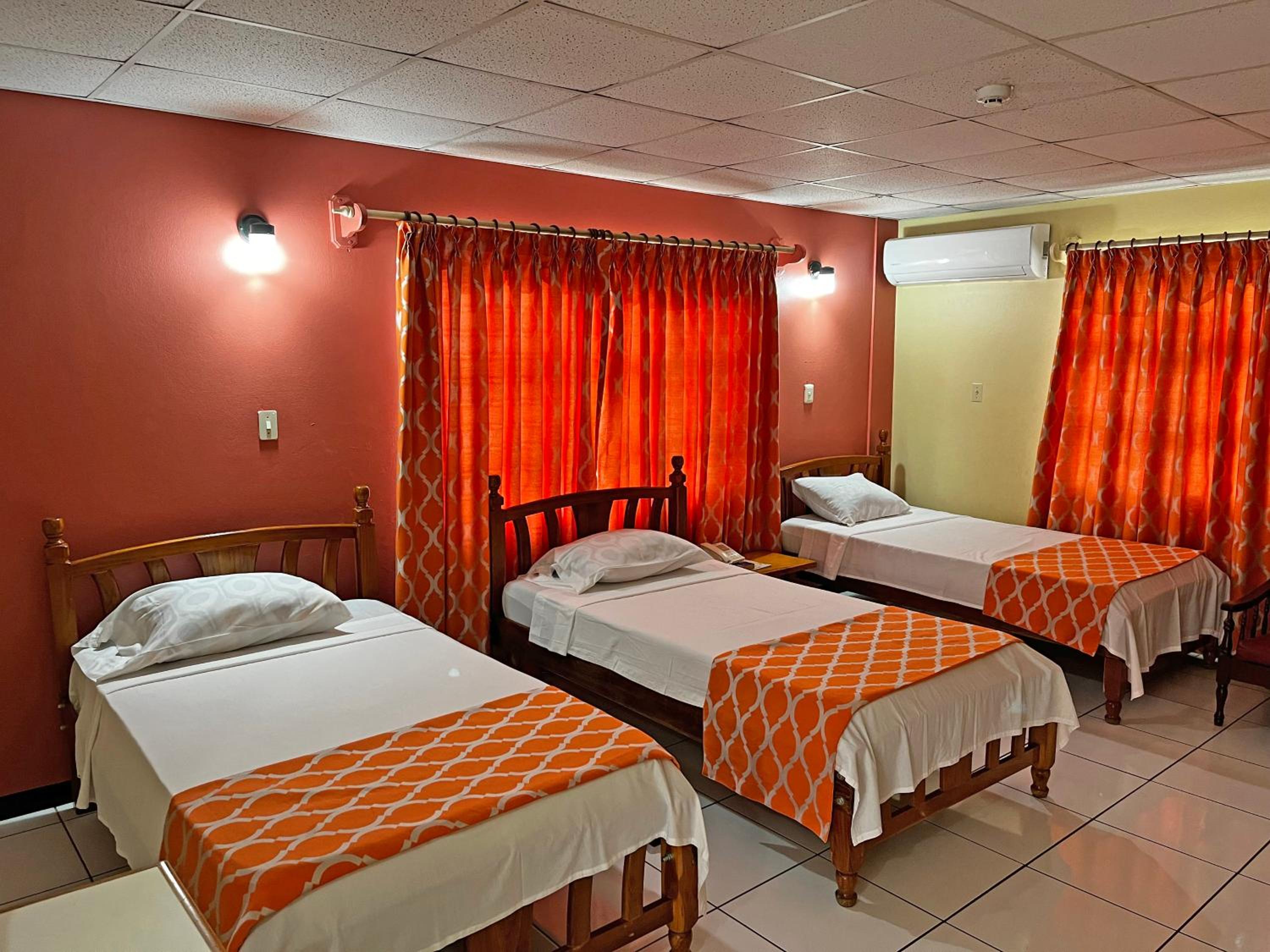 Triple Room with Private Bathroom photo 1