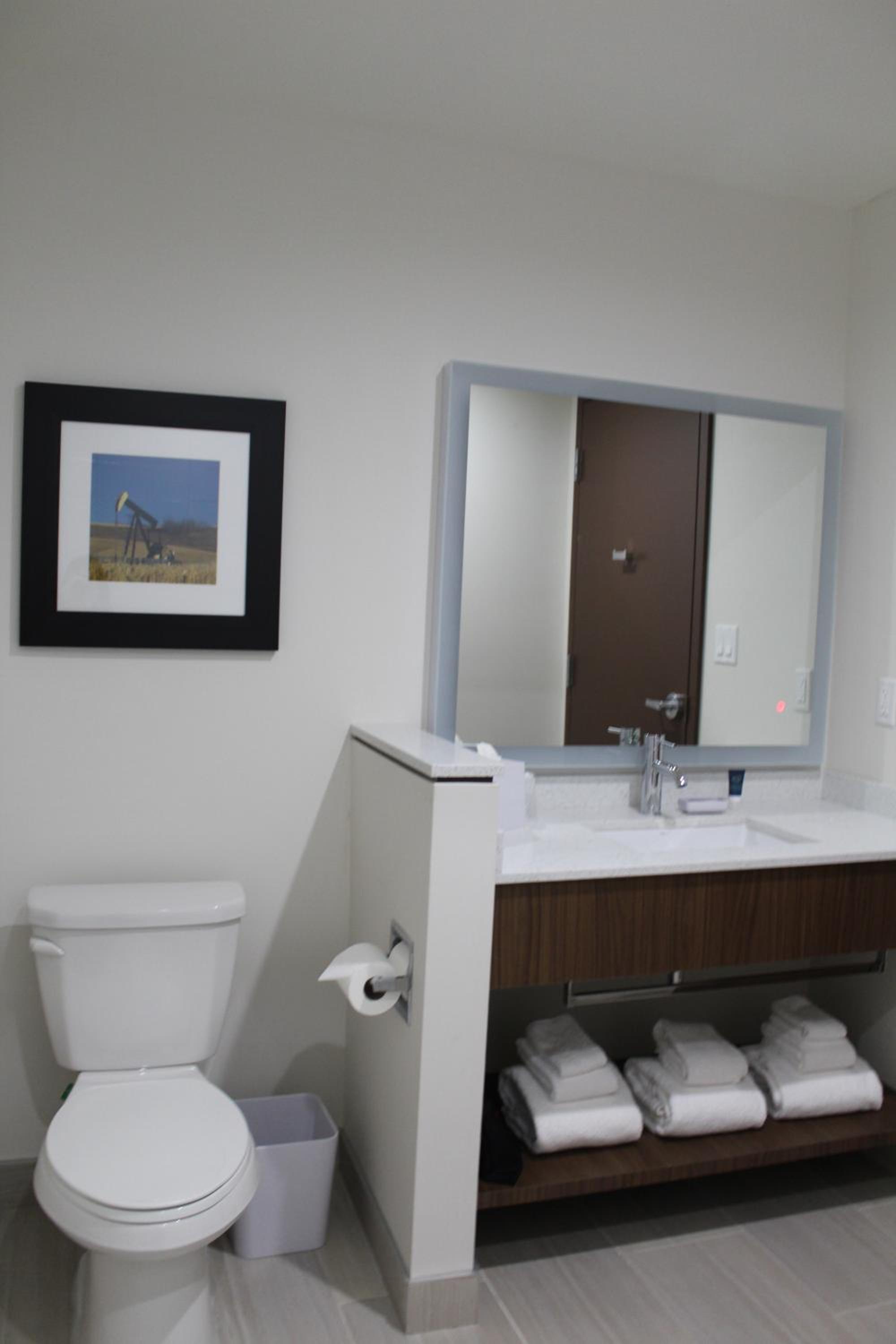 Guest Room, 1 King thumbnail 5