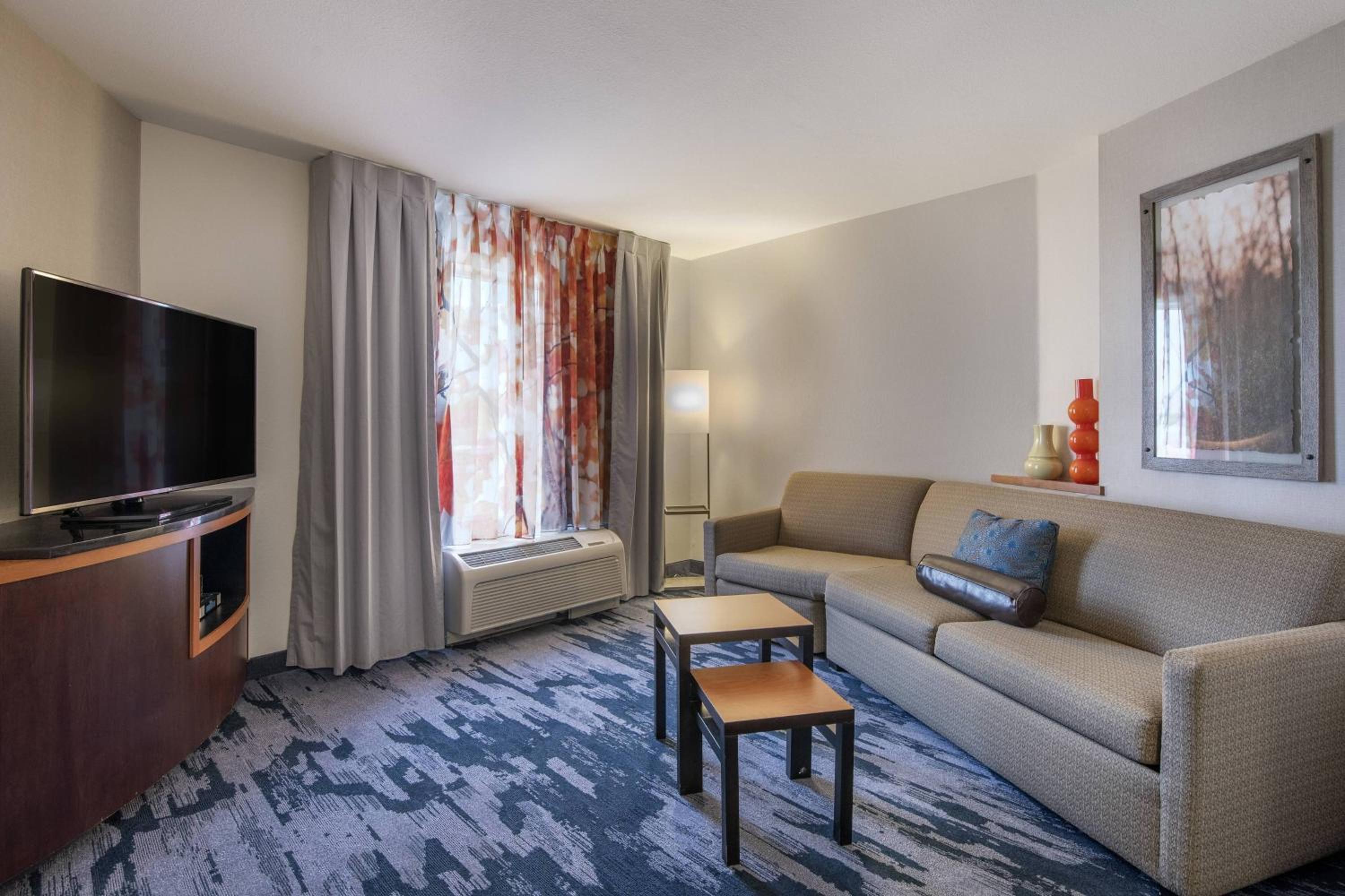 One-Bedroom King Suite with Sofa Bed - Photo 2