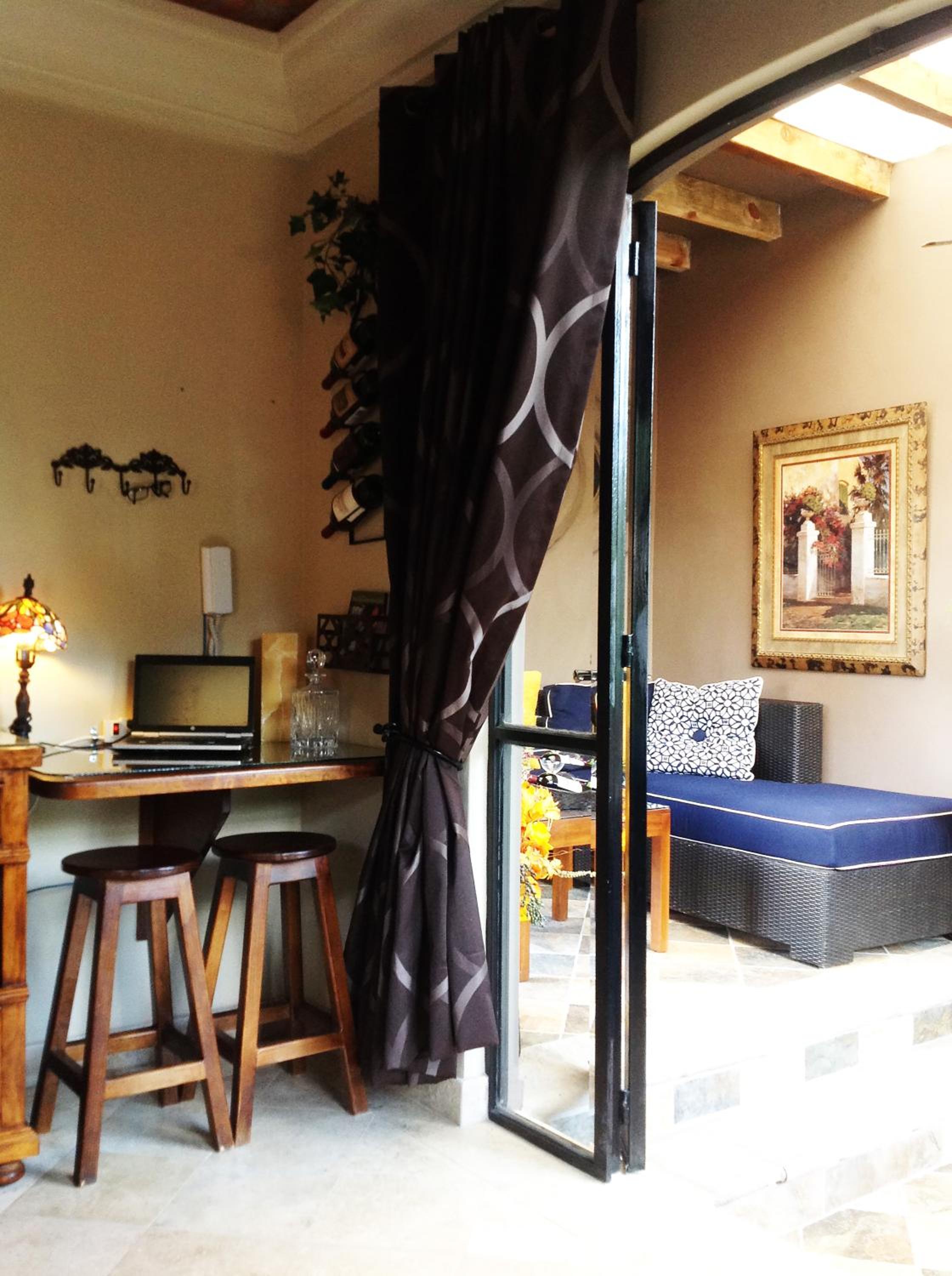 Deluxe King Room - Photo 9