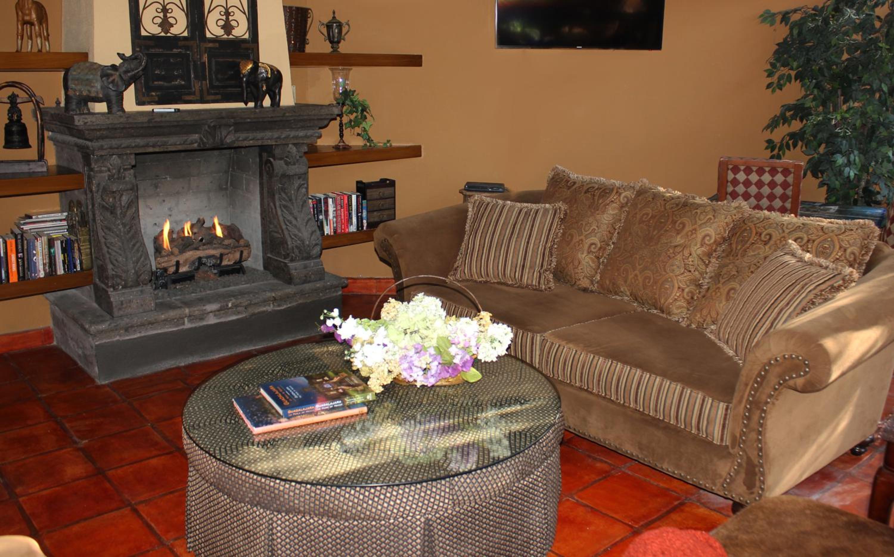 Three-Bedroom House - Photo 4