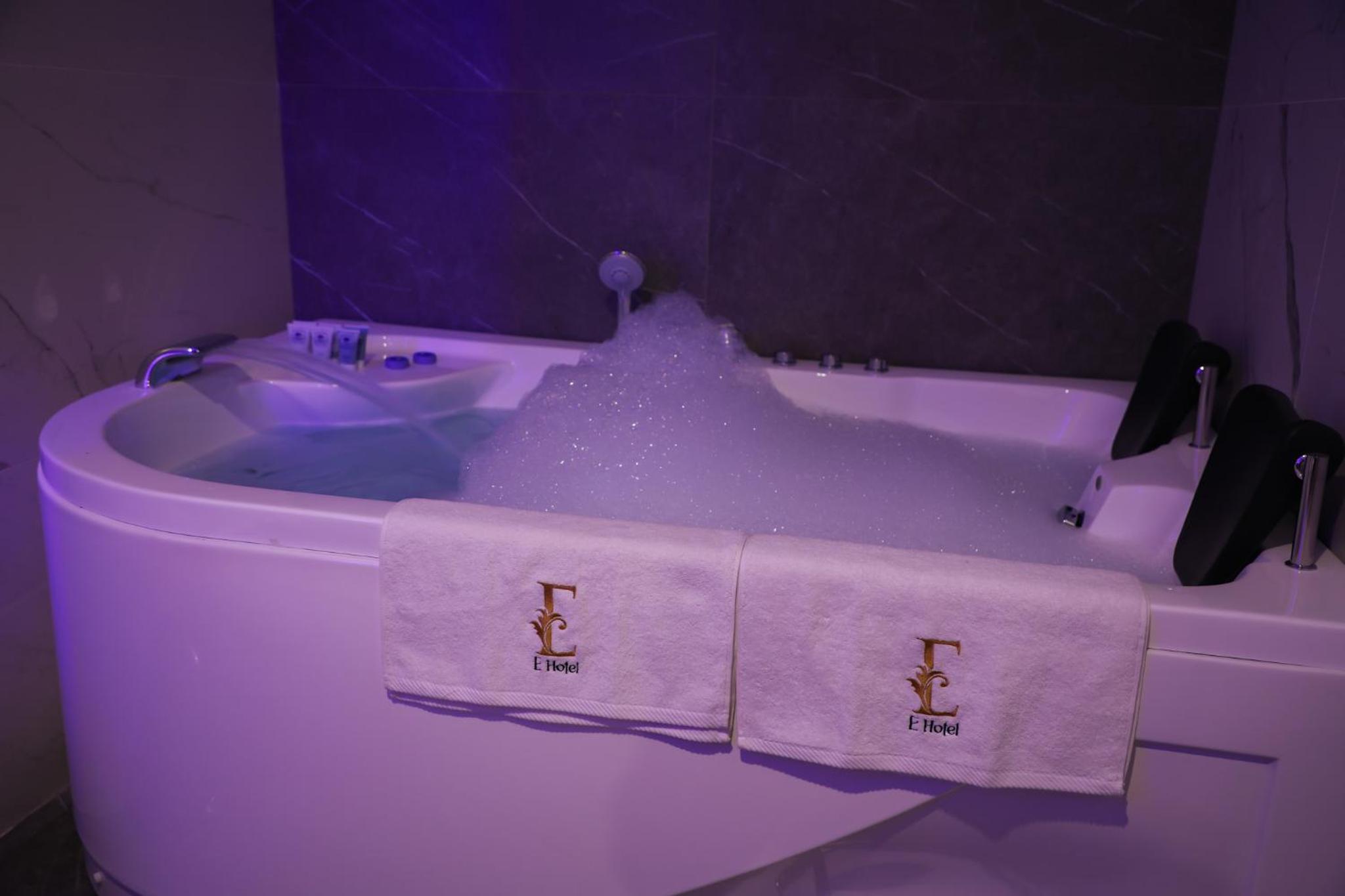 Suite with Spa Bath photo 2
