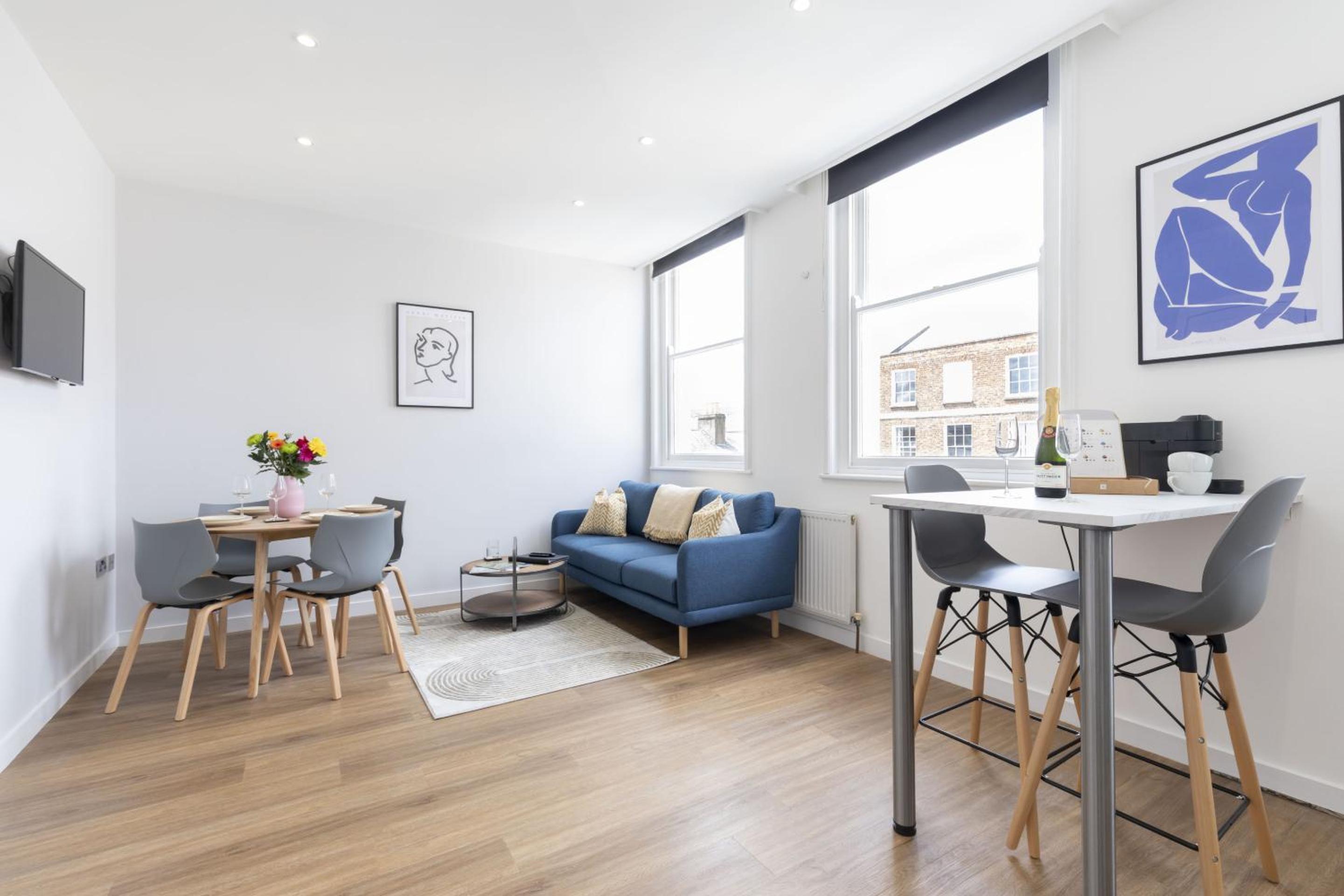 One-Bedroom Apartment with City View photo 1