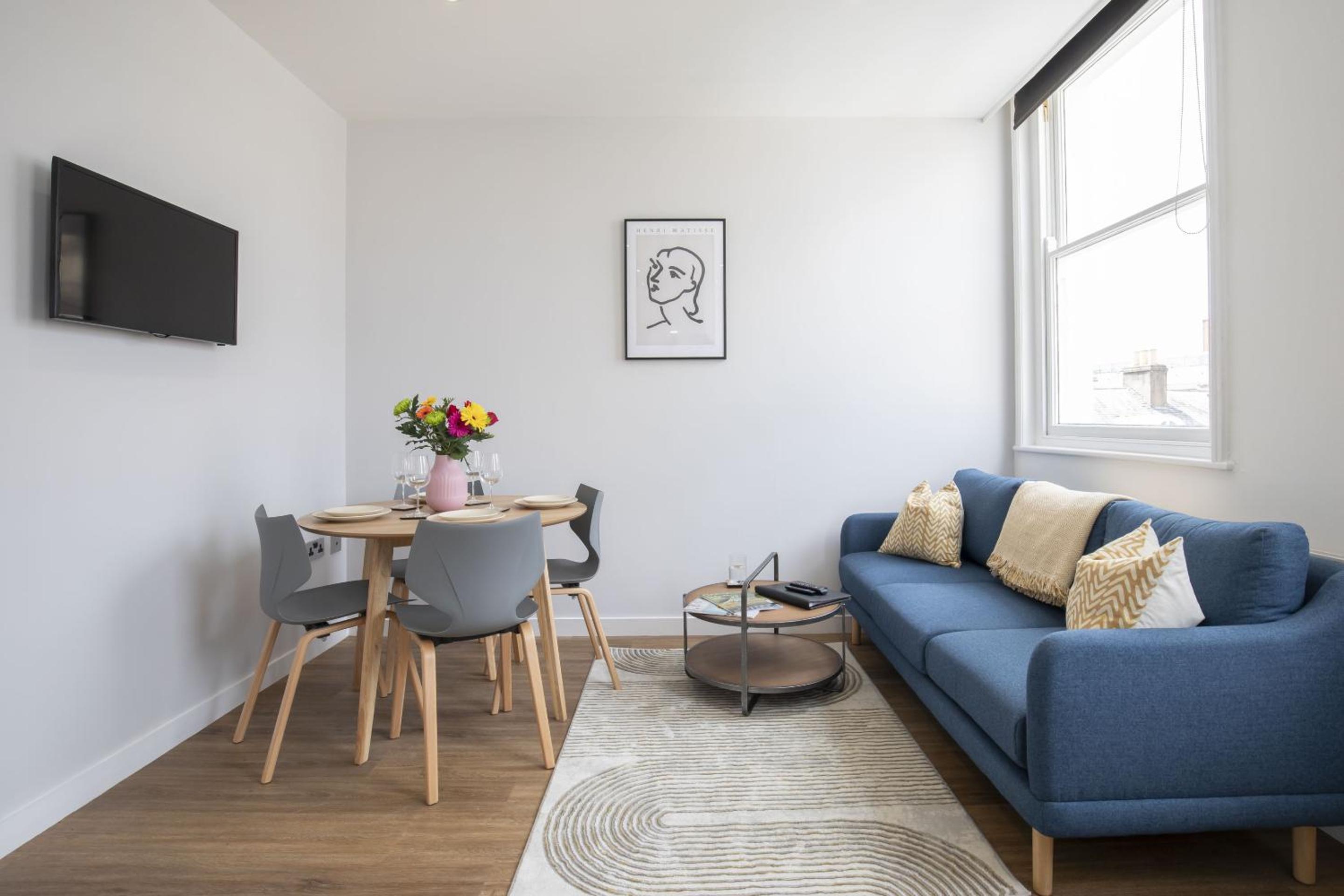 One-Bedroom Apartment with City View photo 3