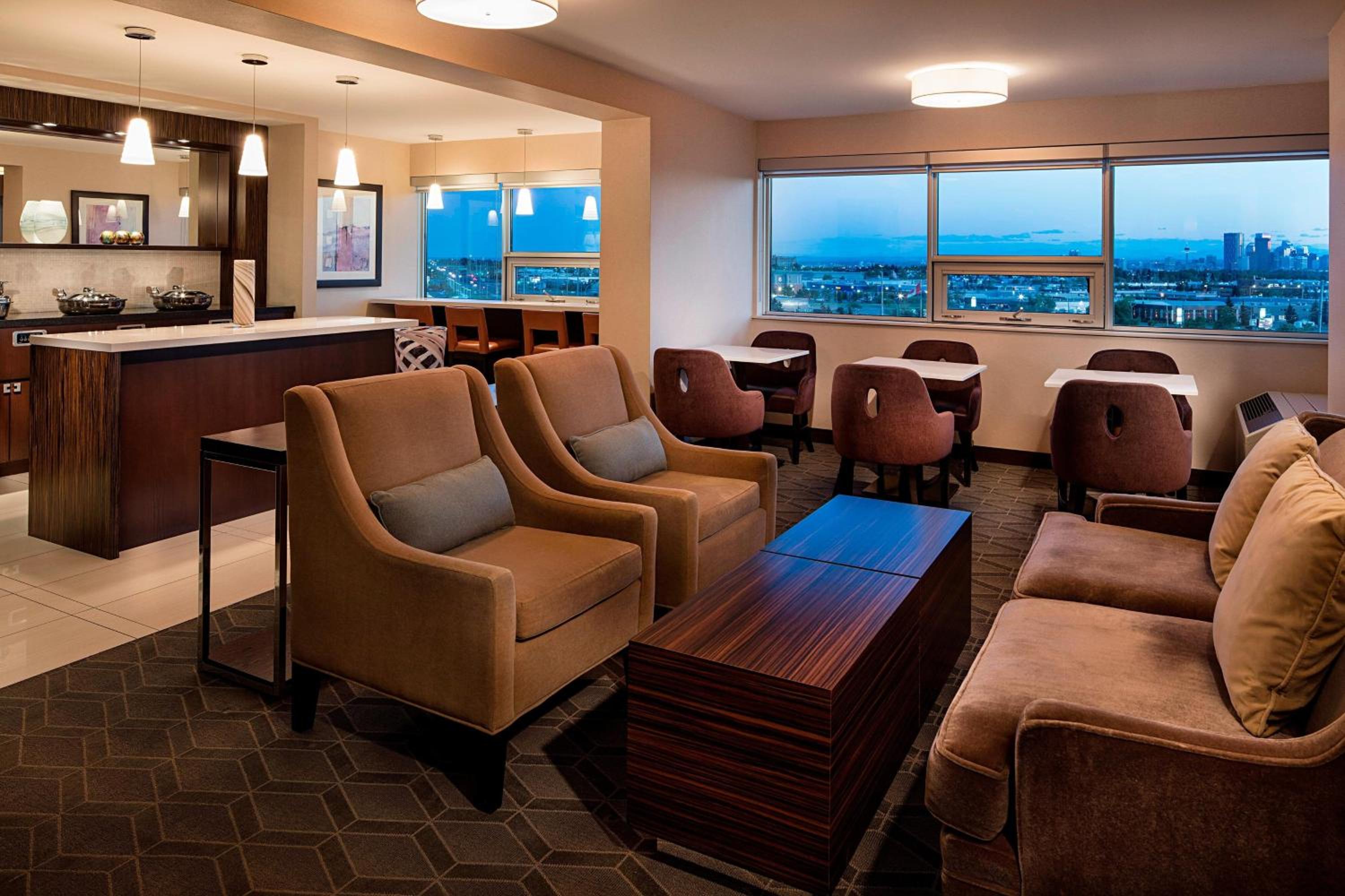Deluxe King Room - Club Access - Photo 4
