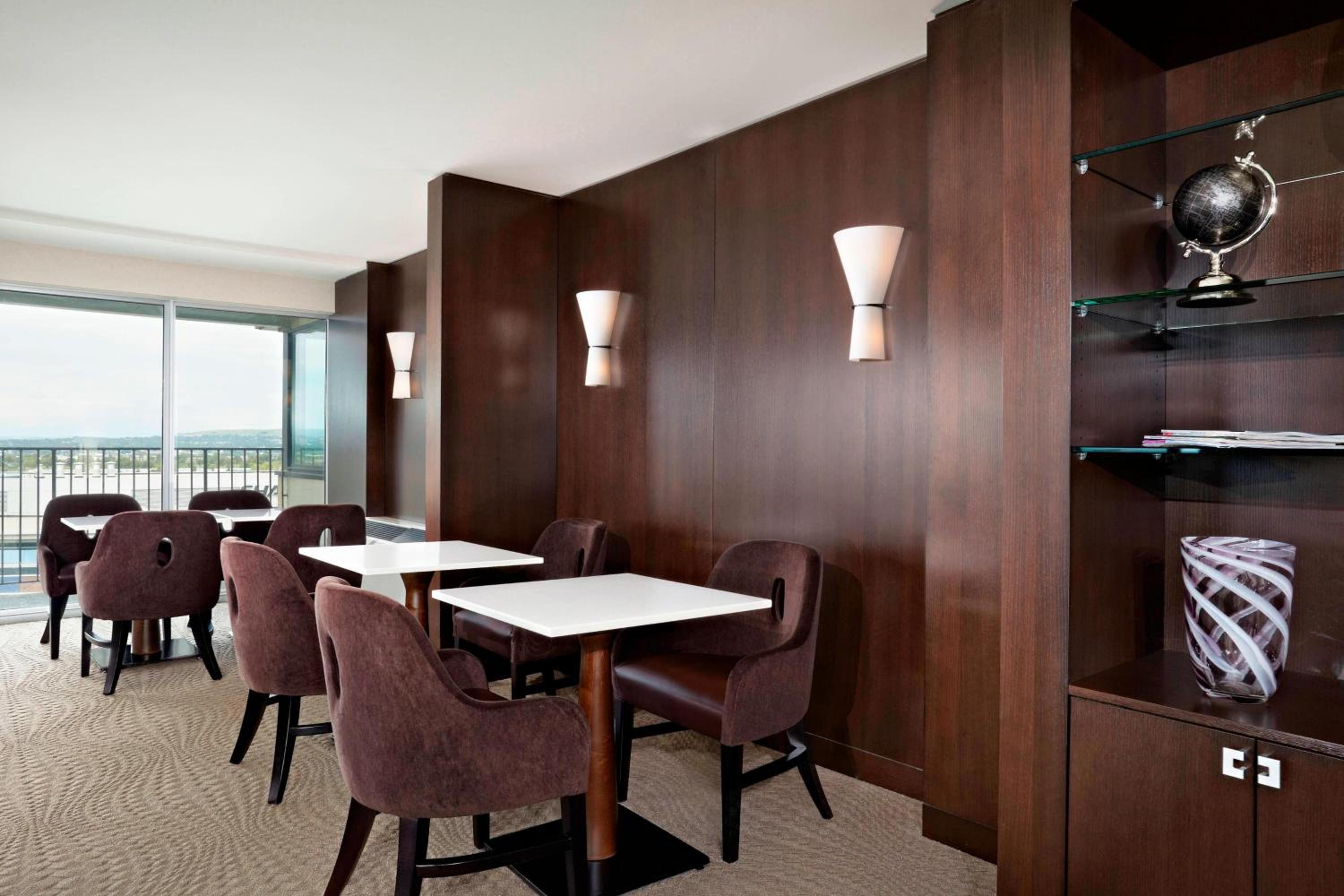 Deluxe King Room - Club Access - Photo 3