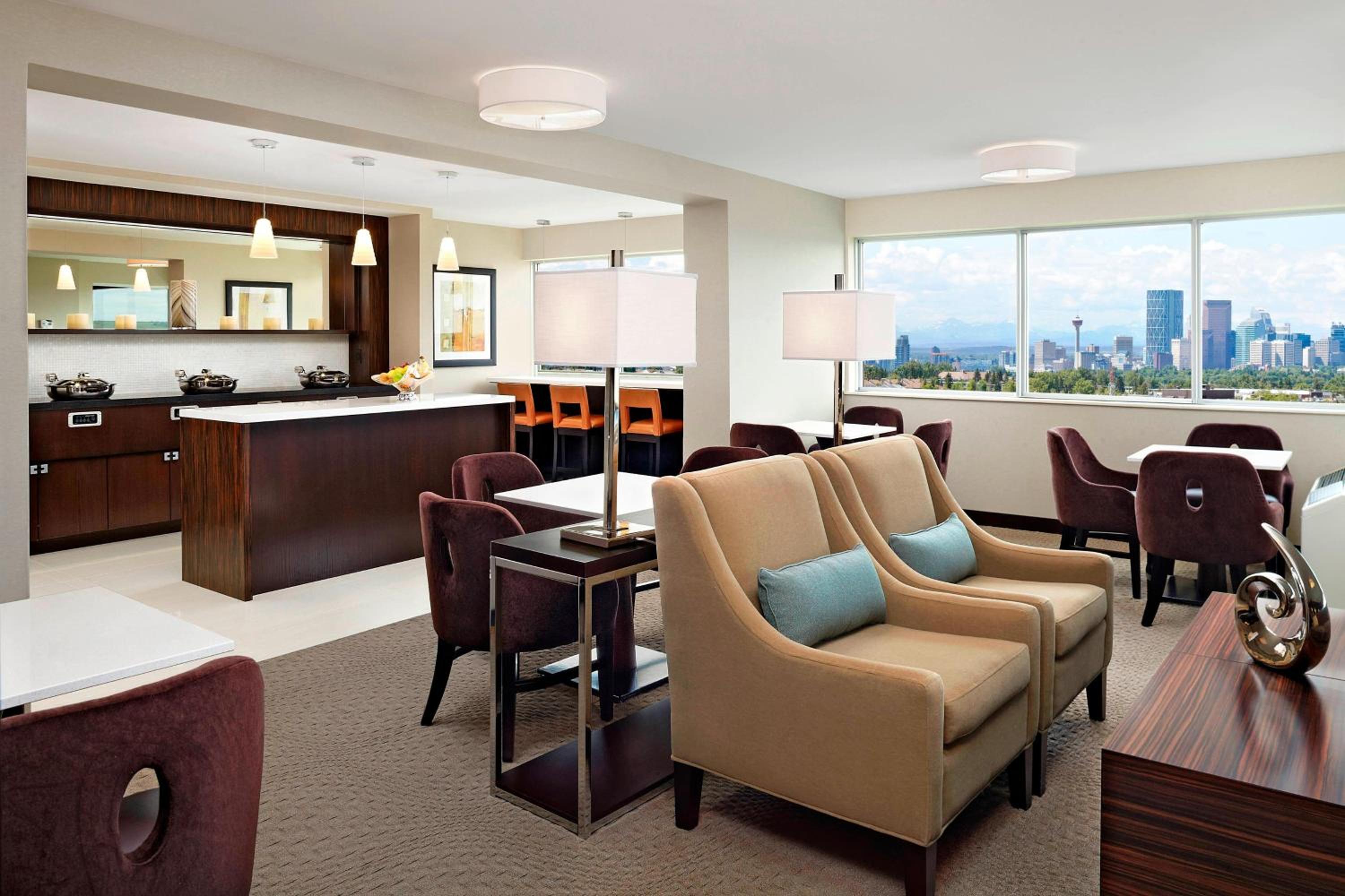Deluxe King Room - Club Access - Photo 6
