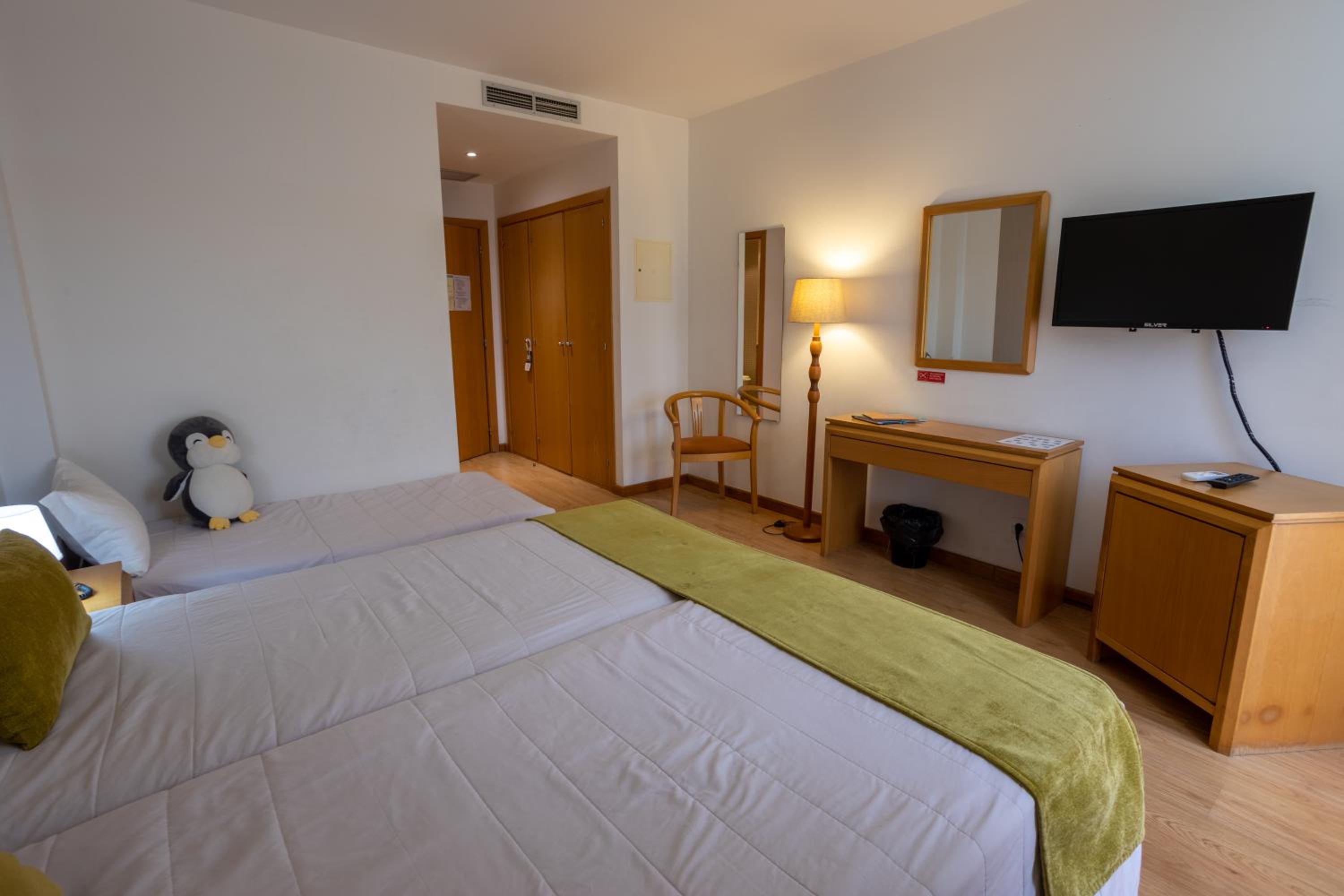 Twin Room with Extra Bed (3 Adults) photo 3