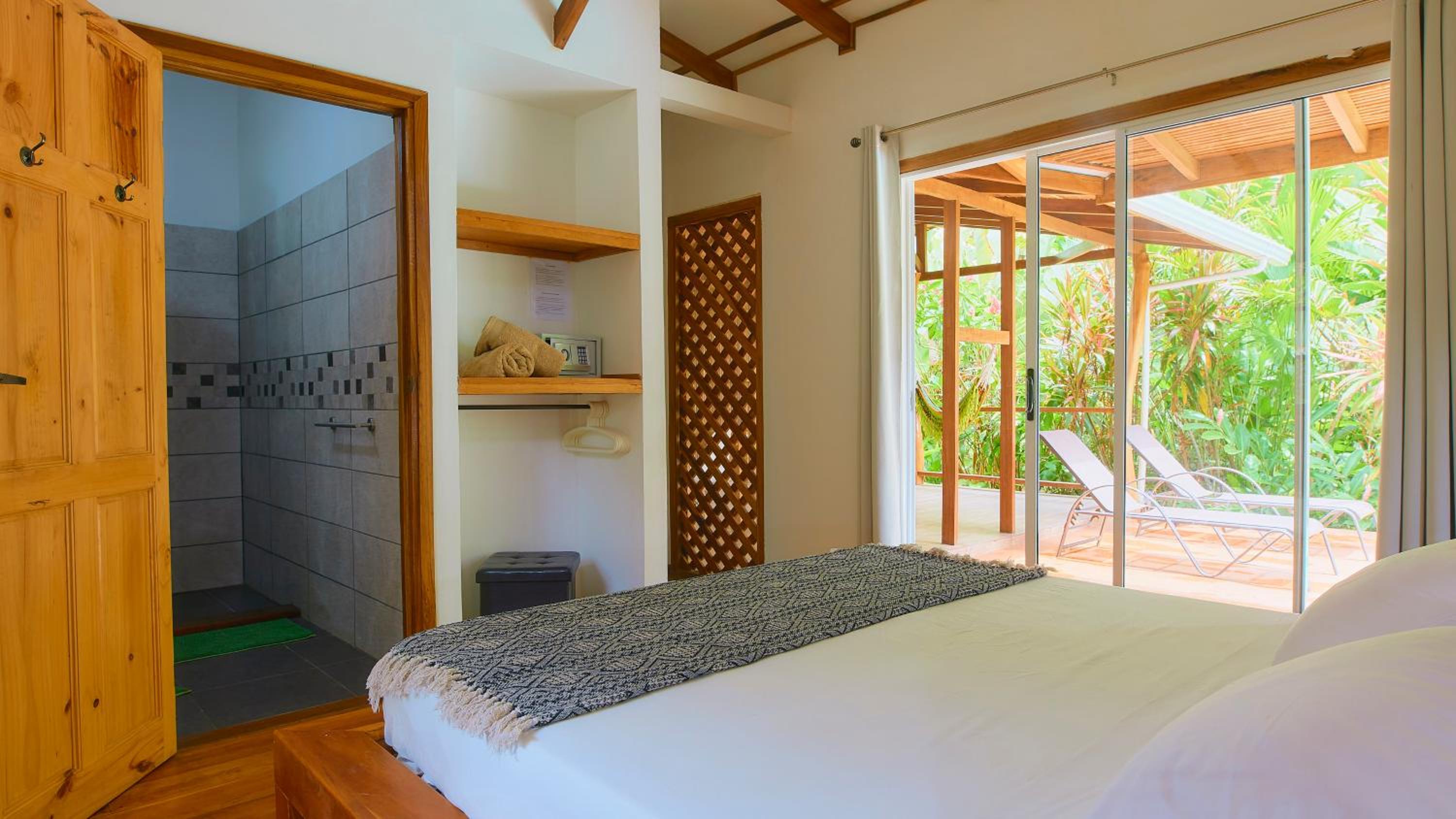 Deluxe Bungalow with Garden View photo 2