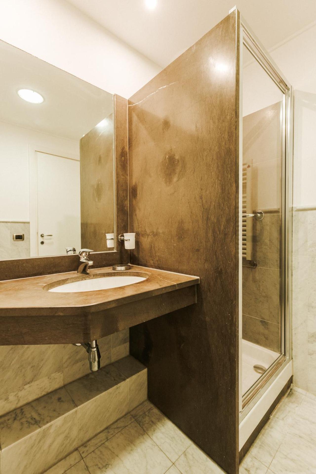 Double Room - Photo 6