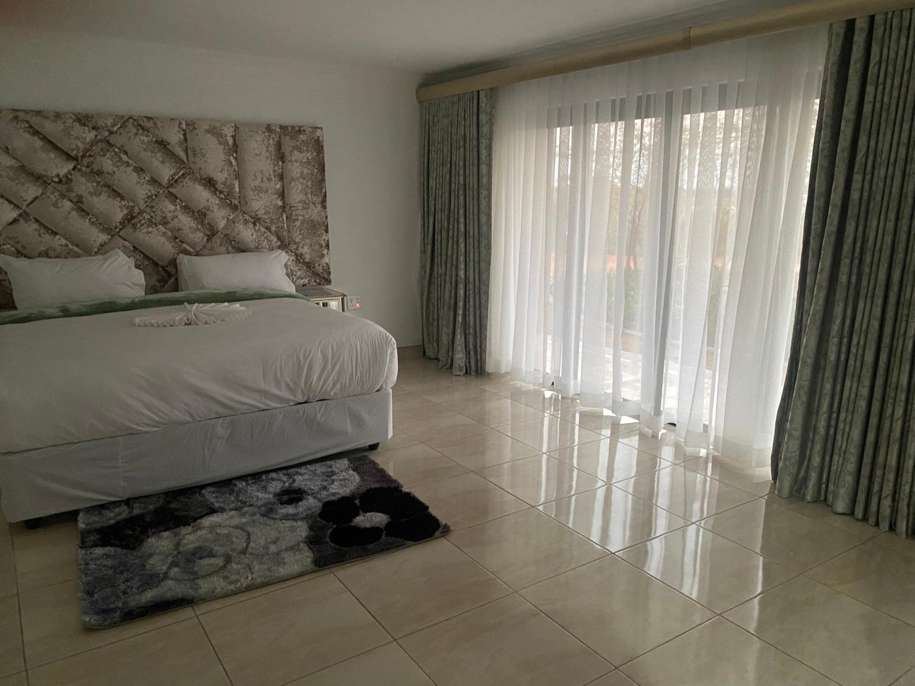 Deluxe Suite - Photo 3