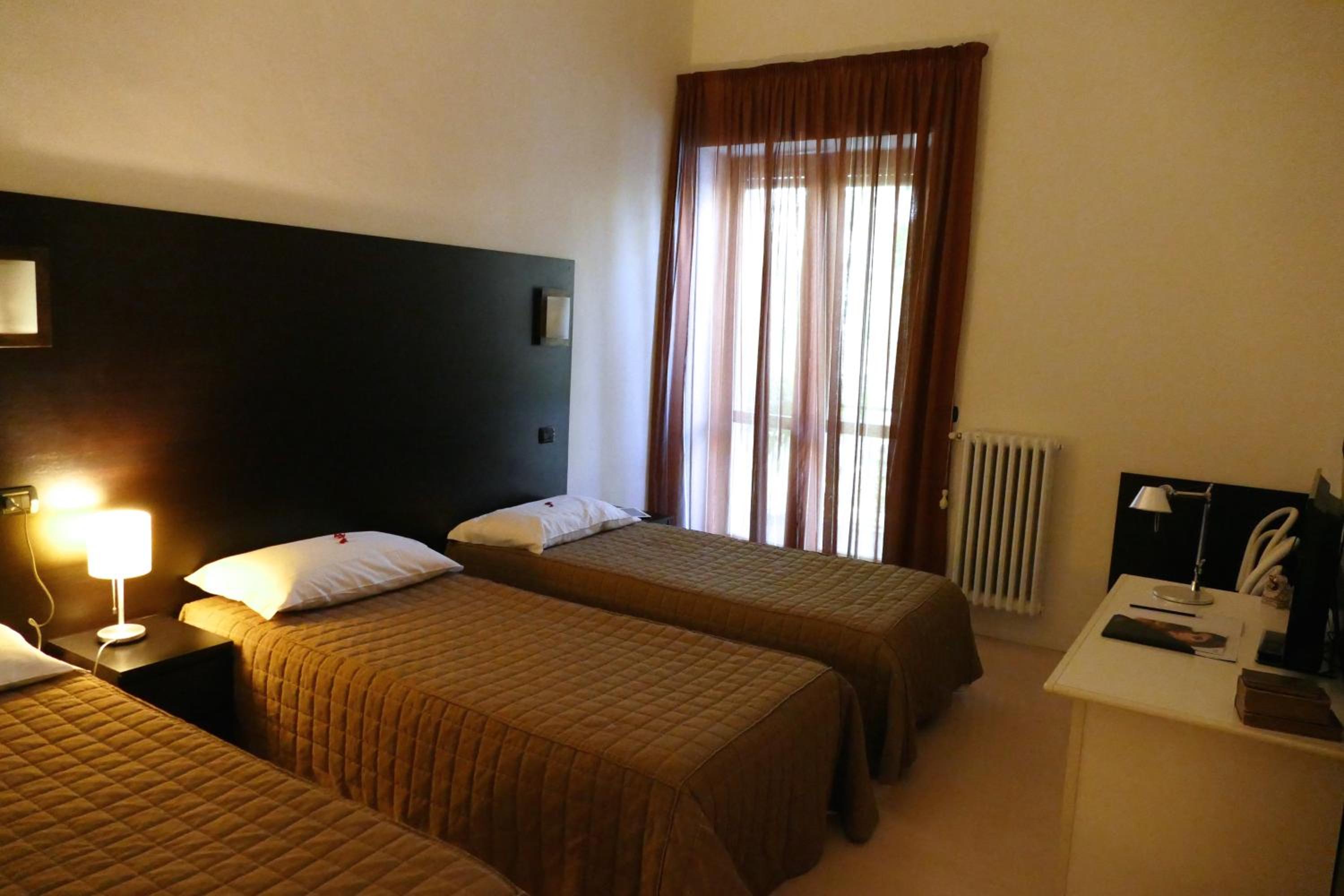 Twin Room - Photo 11