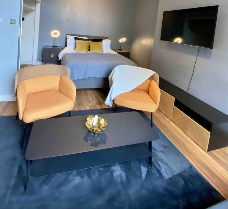 One-Bedroom Apartment photo 2