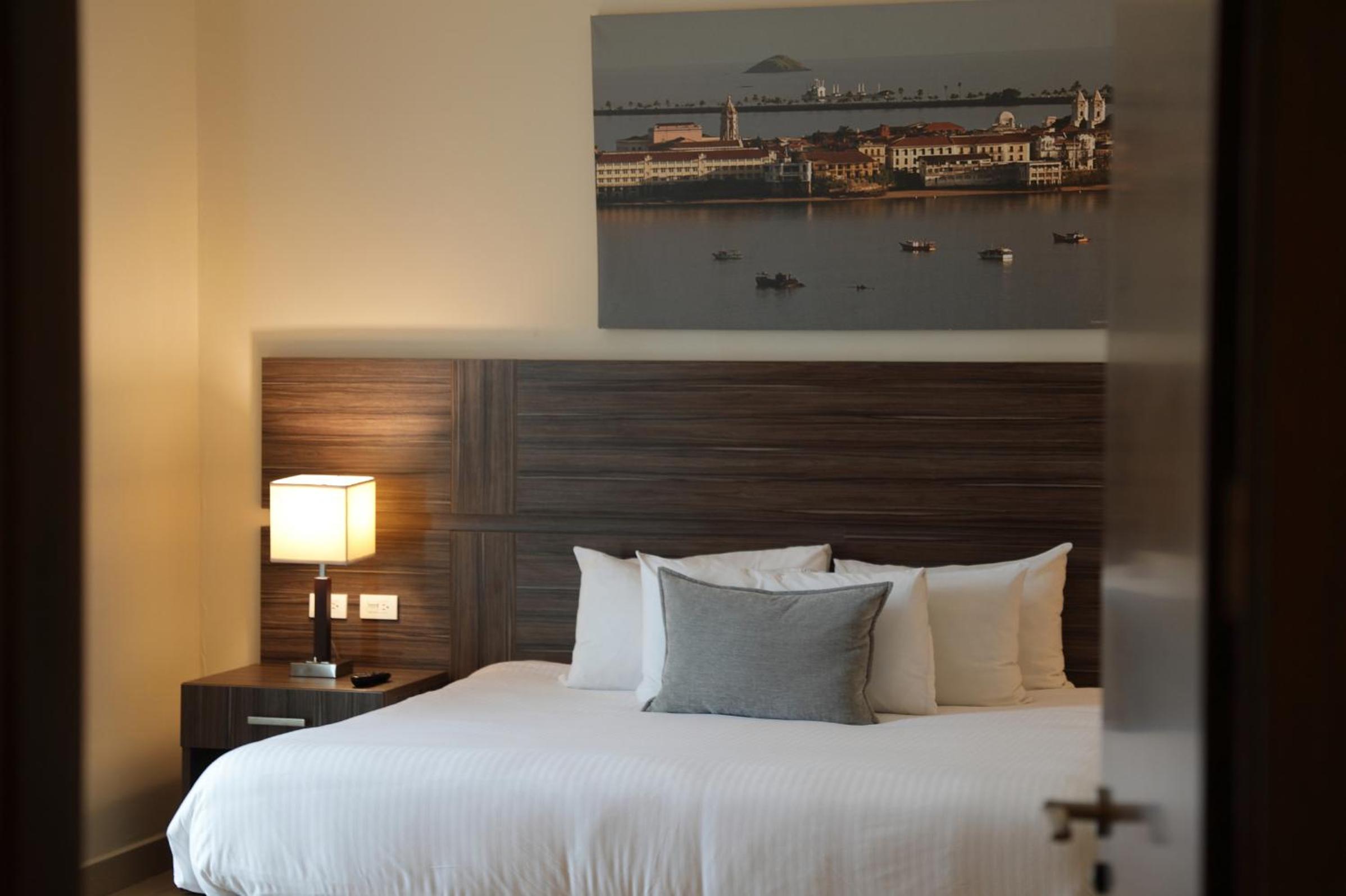 Deluxe King Room - Non-Smoking - Photo 2