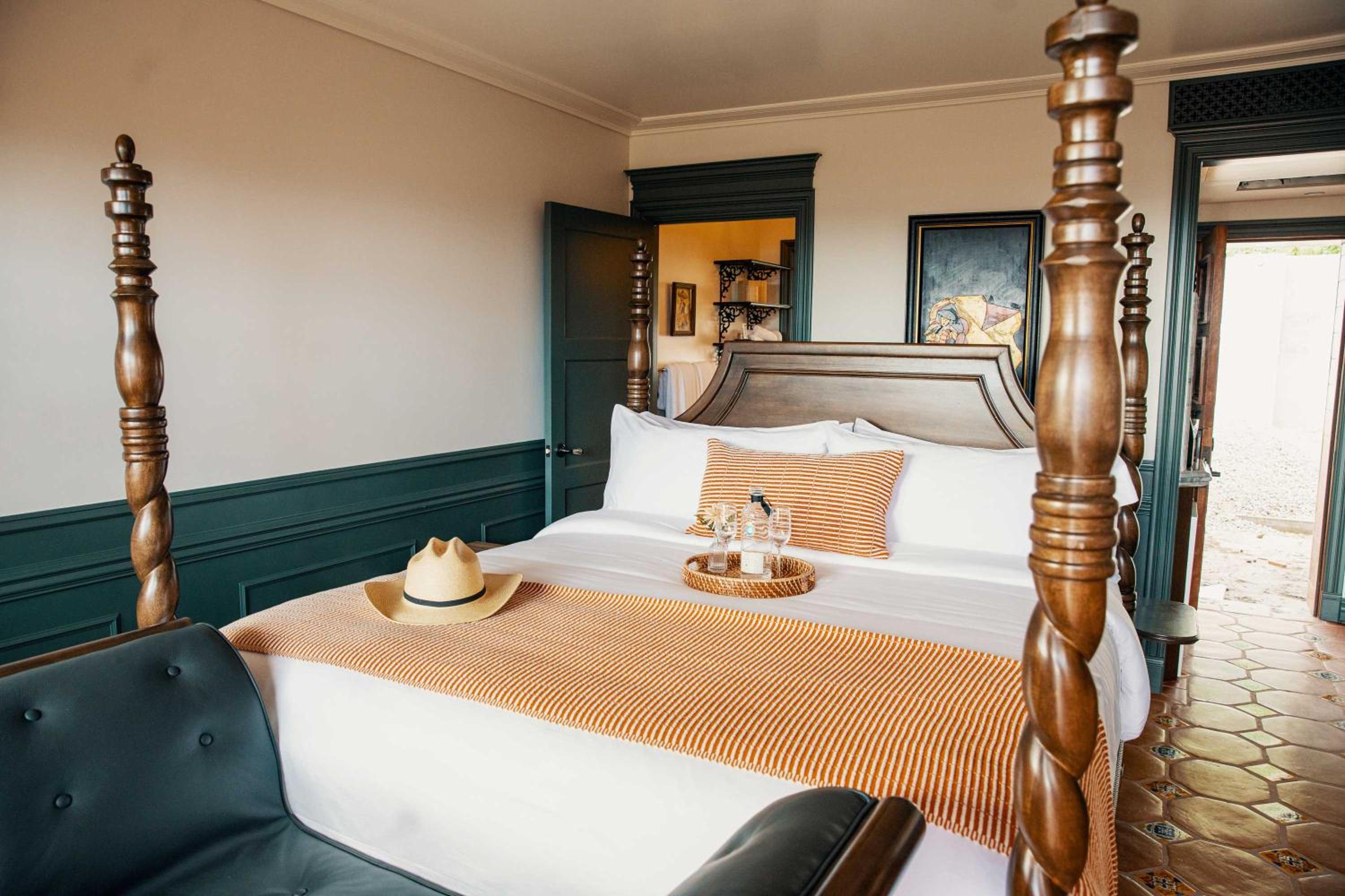 King Room with Balcony - Photo 2