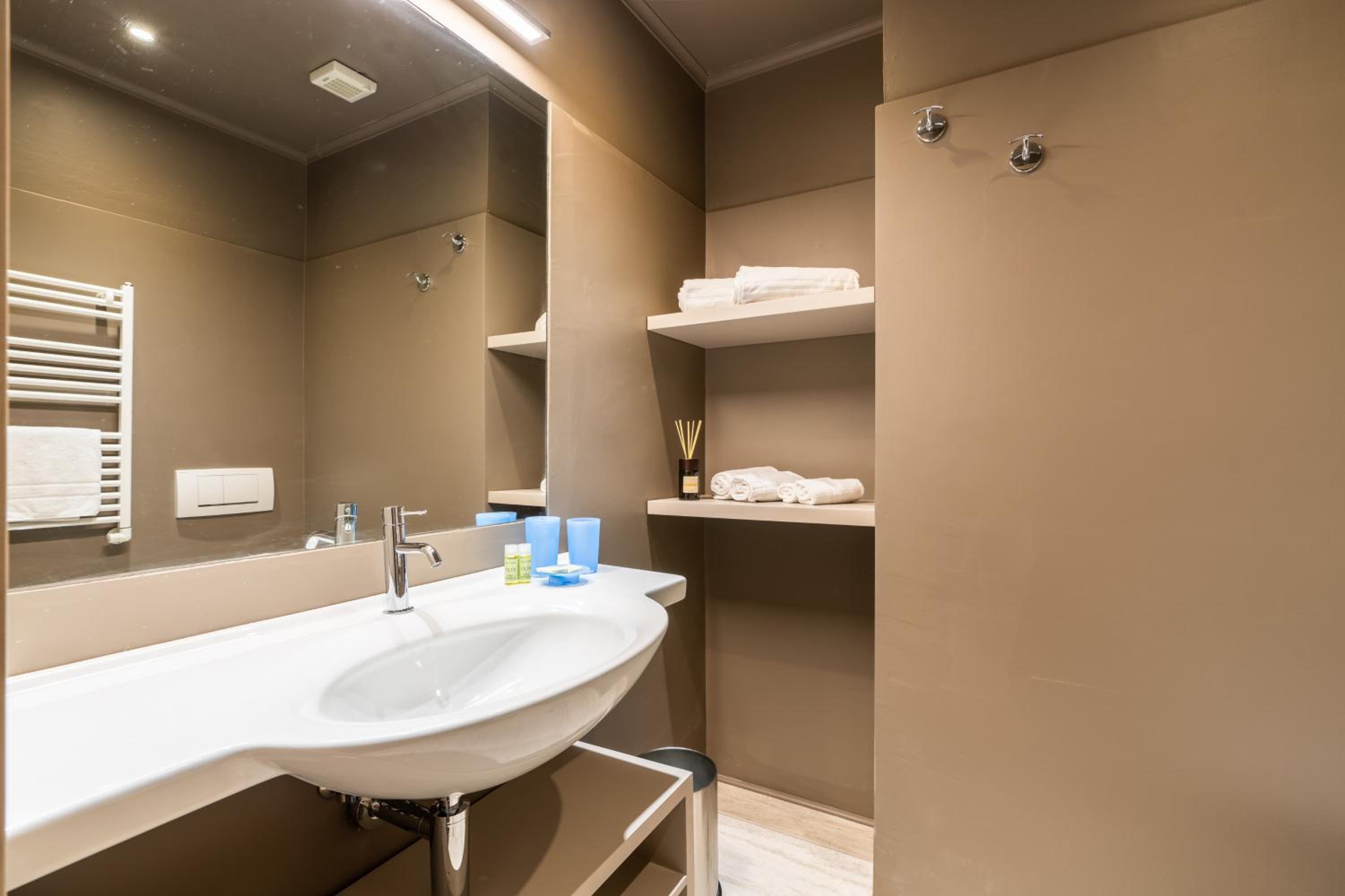 Double or Twin Room with Pool View - Photo 3