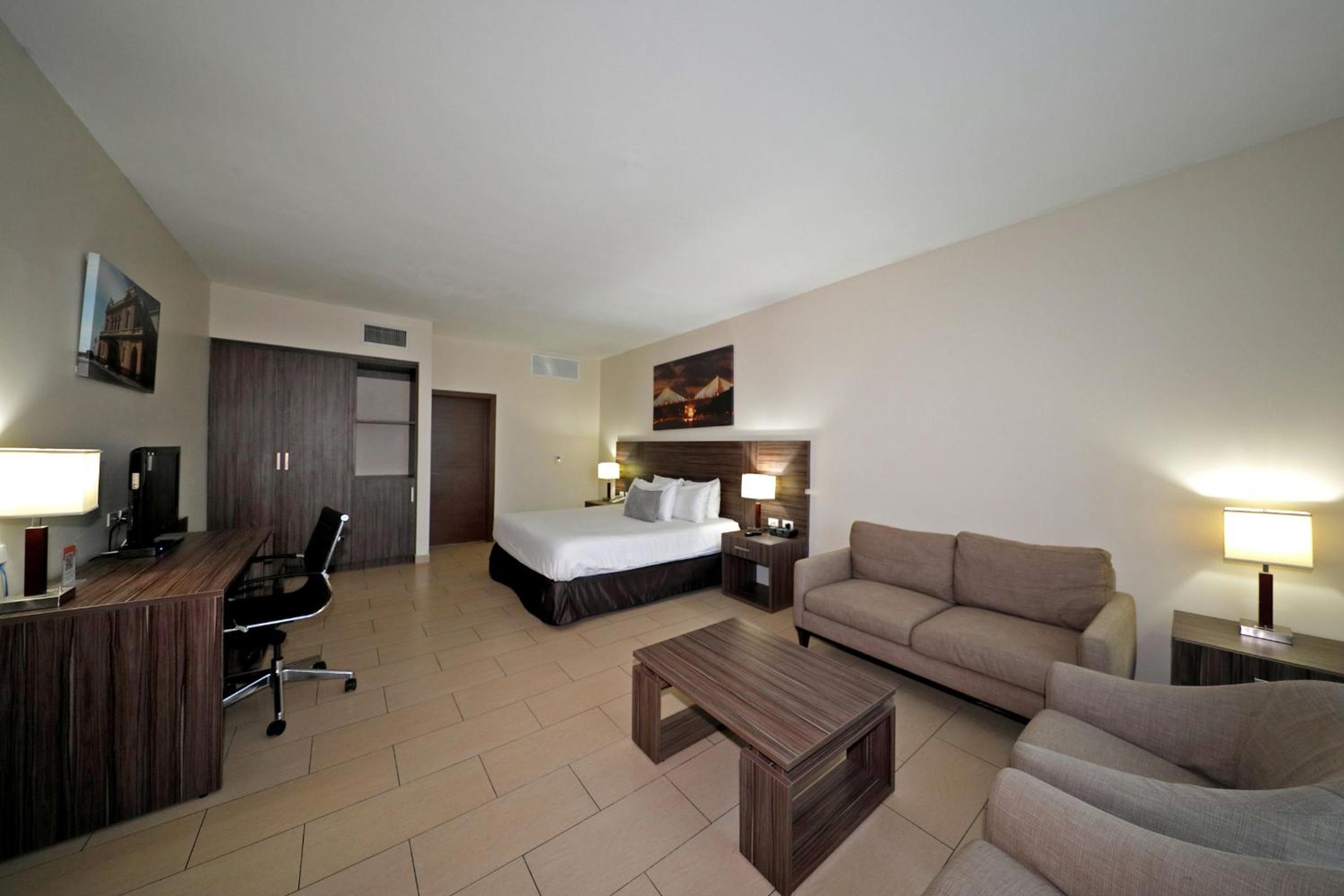 Executive Room with Queen Bed photo 2