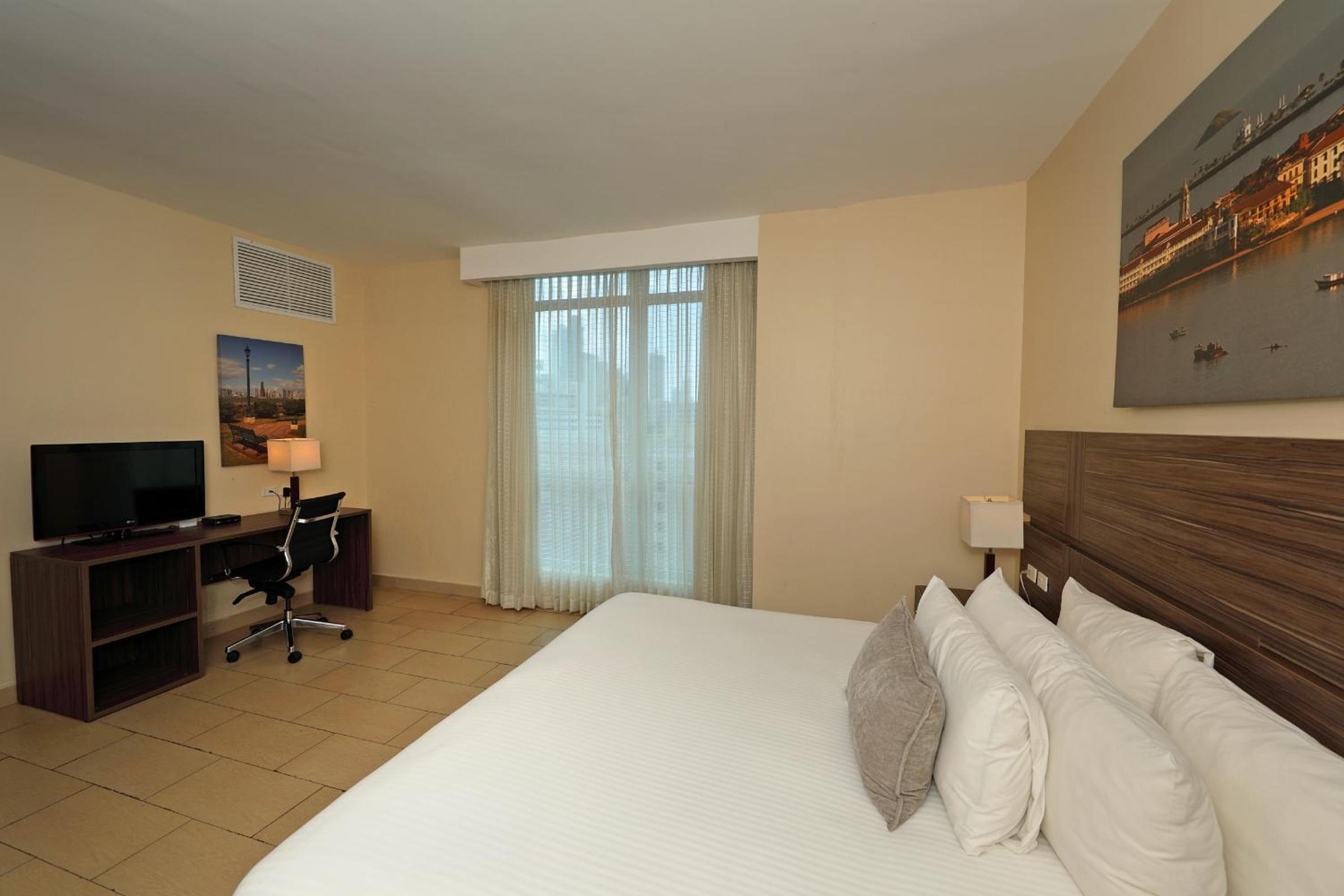 Deluxe King Room - Non-Smoking - Photo 4