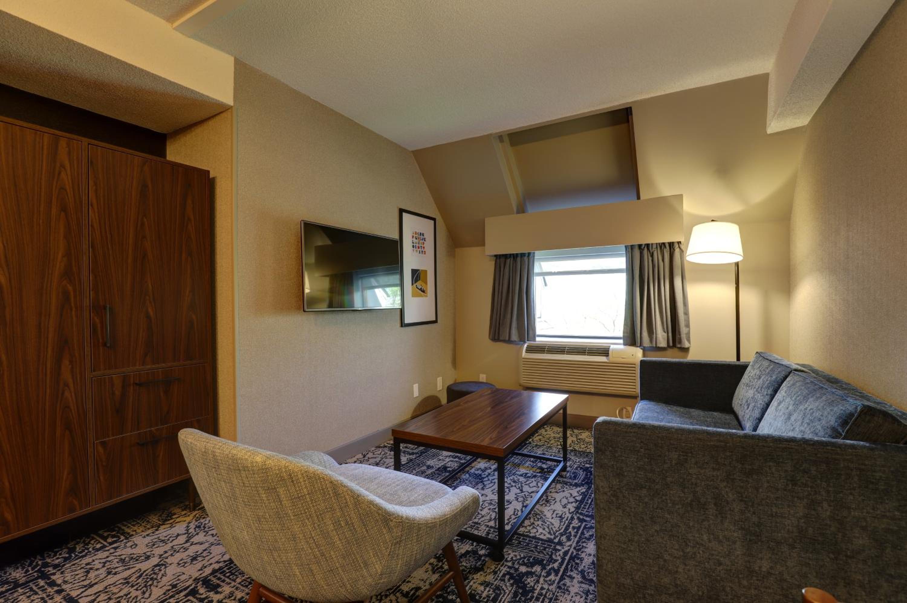 King Room with Sofa Bed - Photo 2