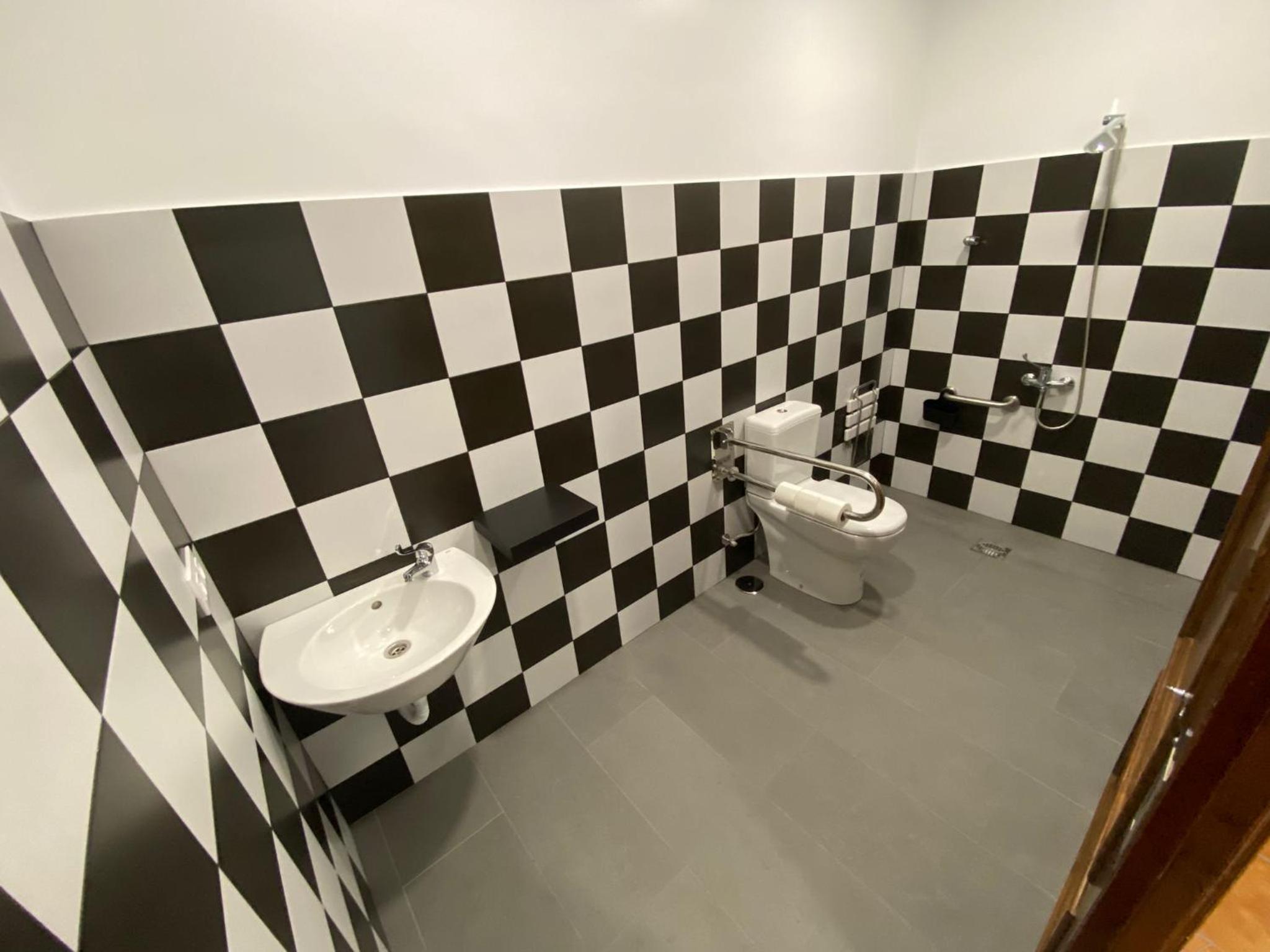 King Room with Roll-In Shower - Disability Access photo 2