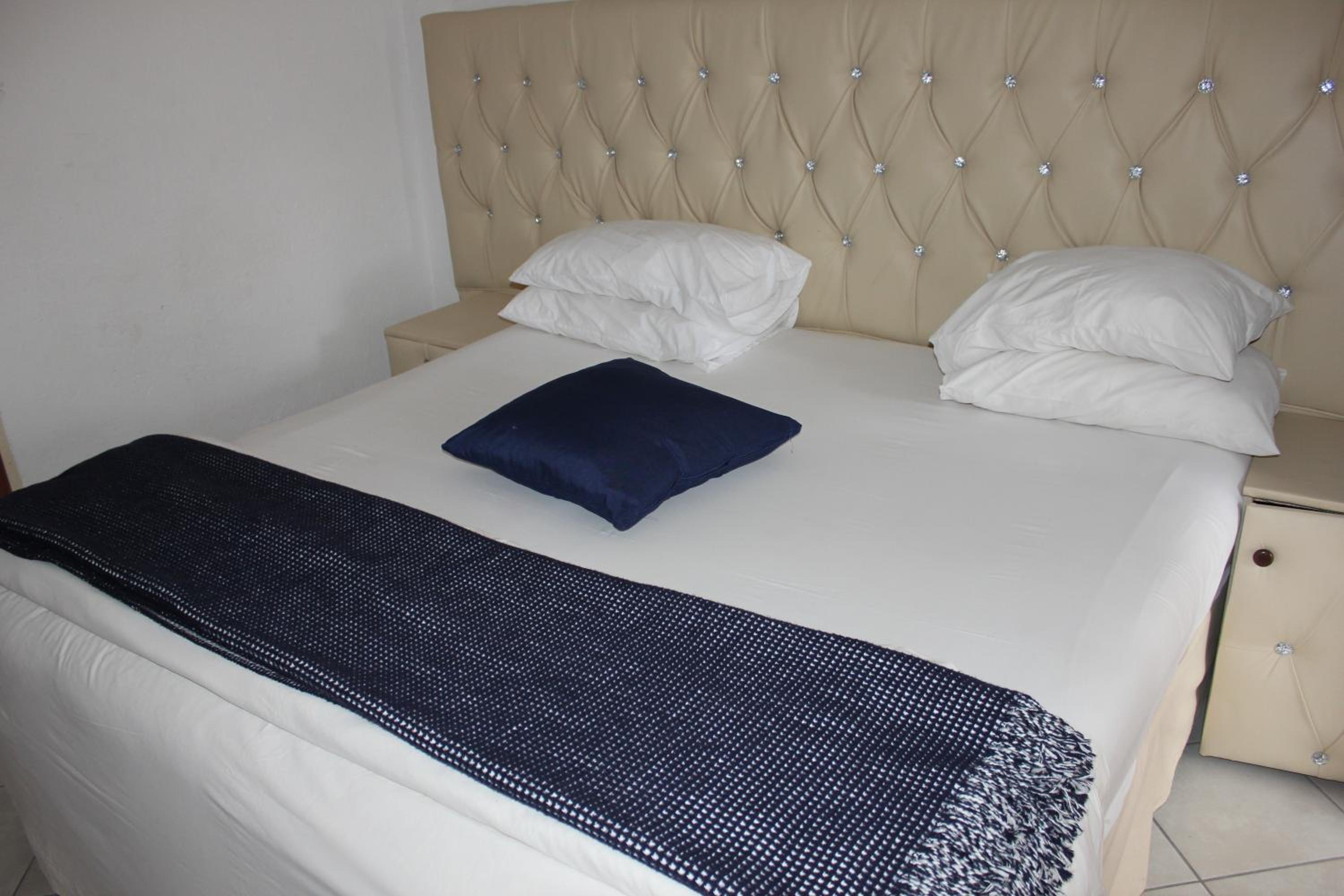Double Room - Photo 9