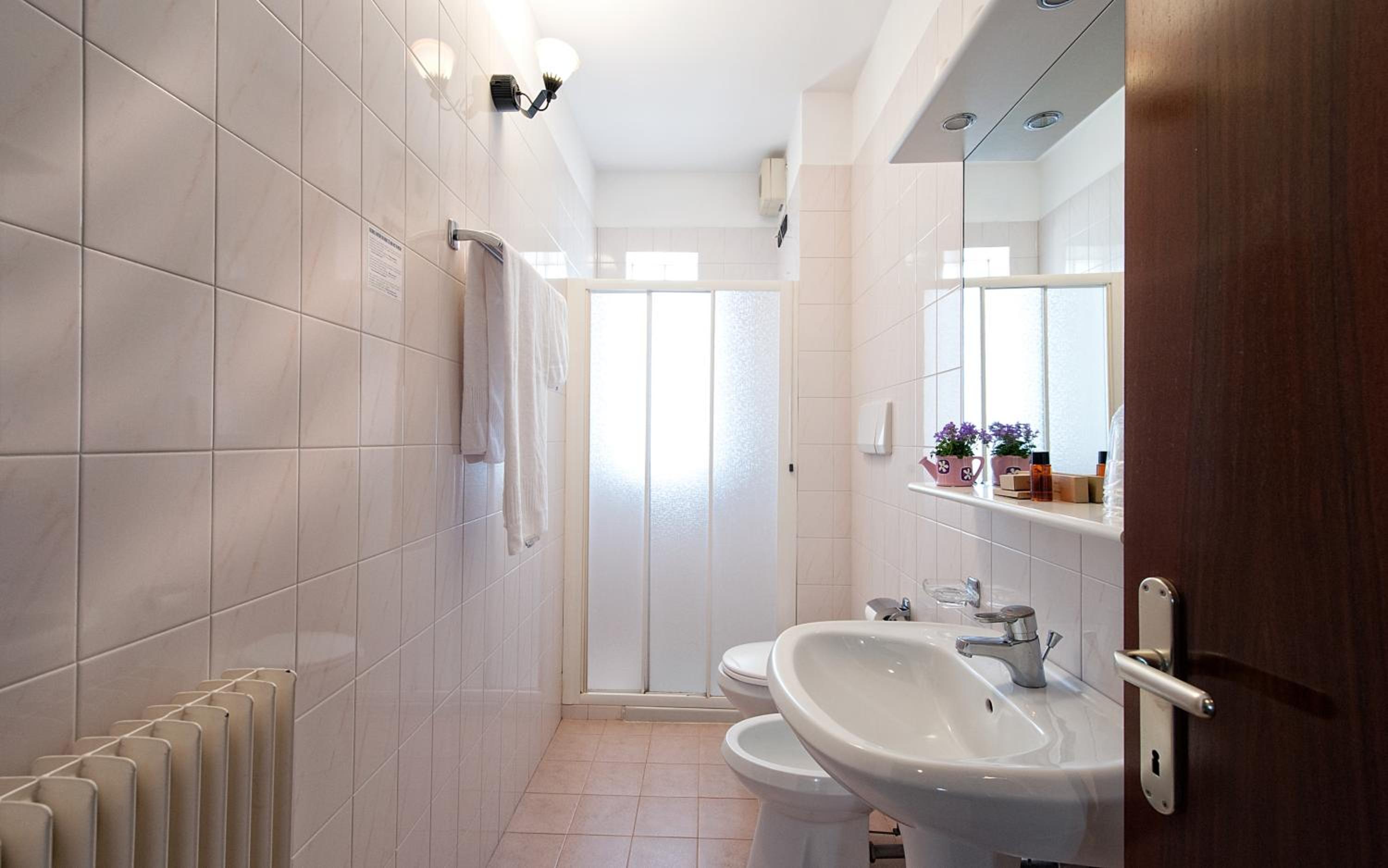 Twin Room - Photo 2
