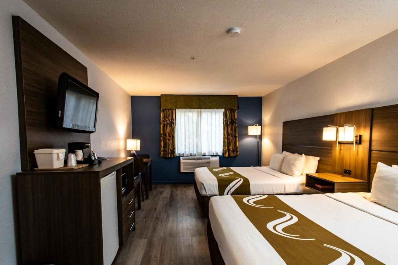 Queen Room with Two Queen Beds - Non-Smoking - Photo 2
