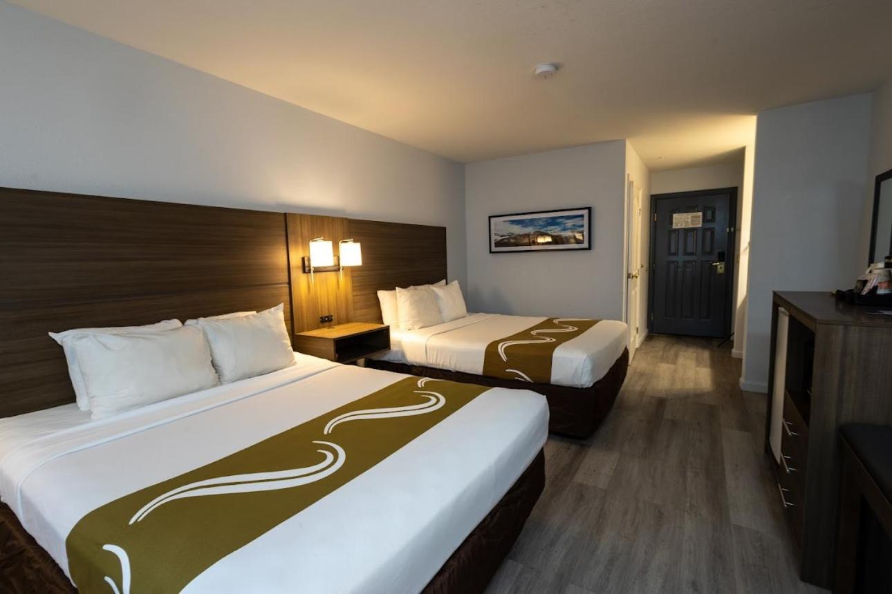 Queen Room with Two Queen Beds - Non-Smoking - Photo 3