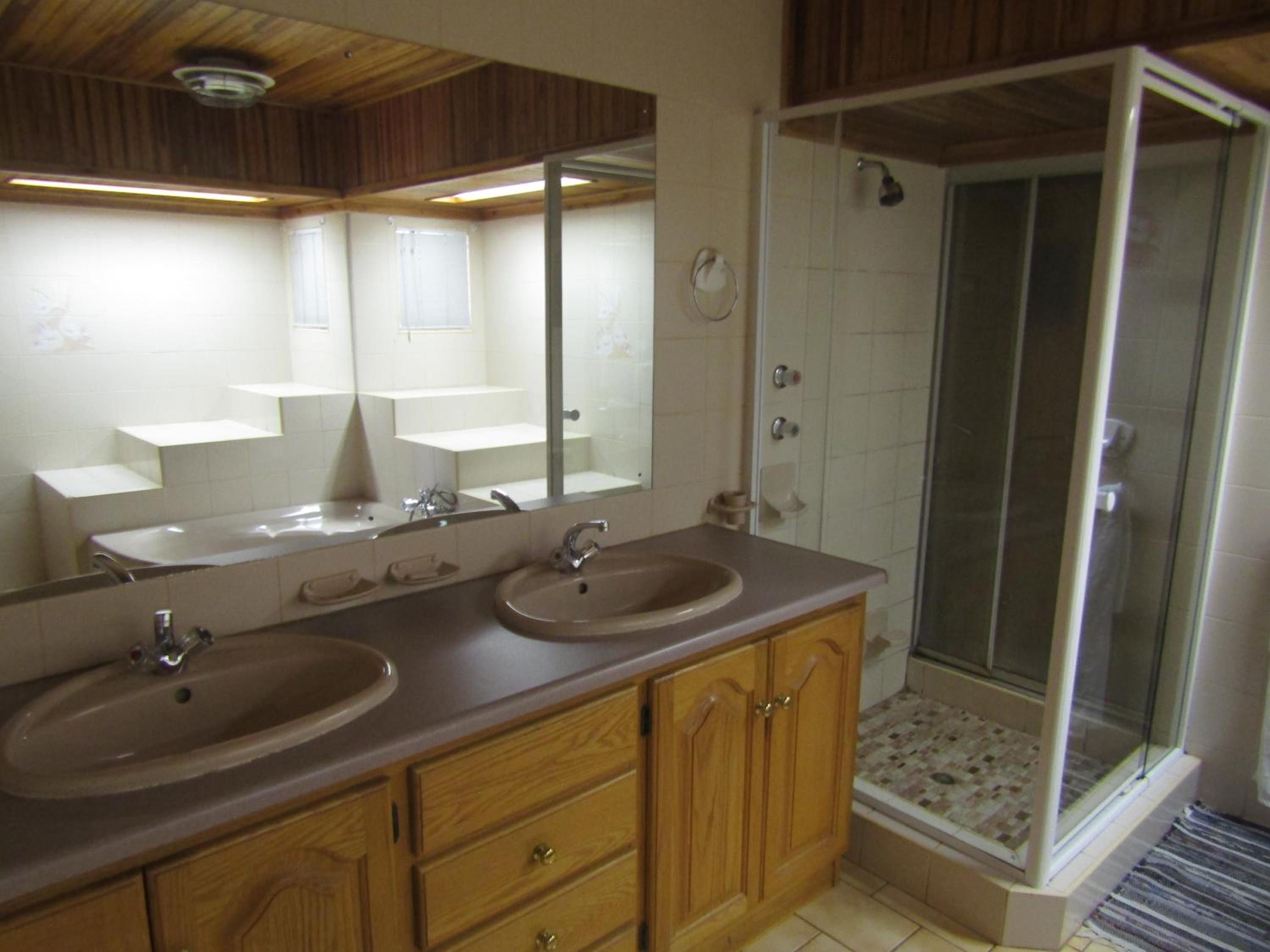 Large Double Room - Photo 4
