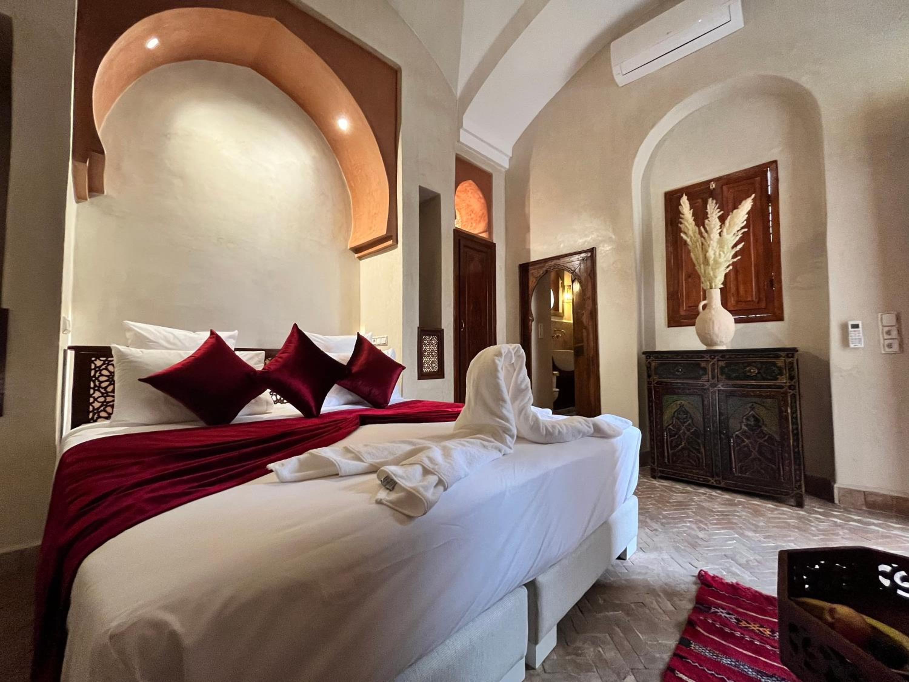 Deluxe Queen Room - Photo 3