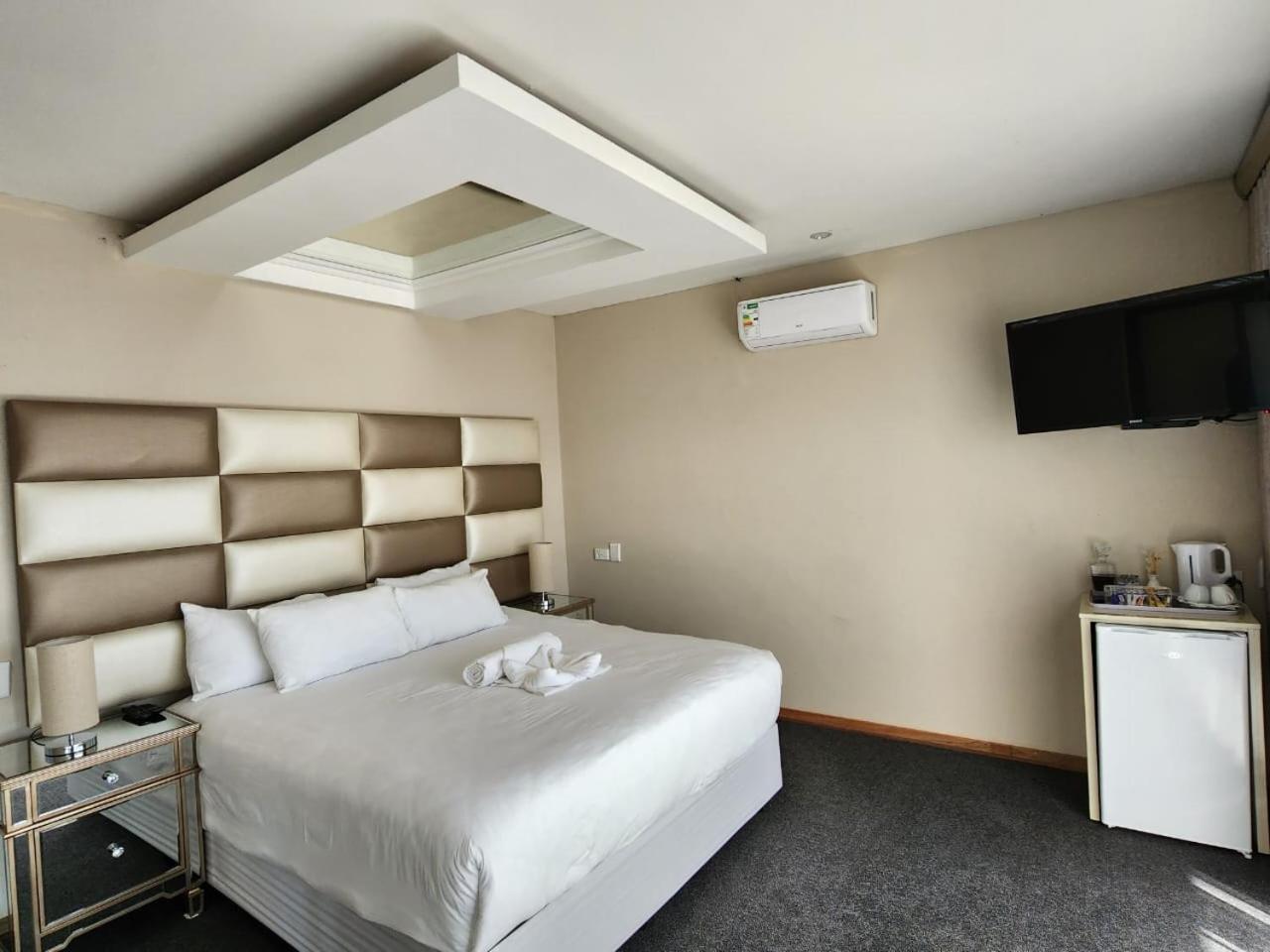 Suite with Balcony - Photo 2