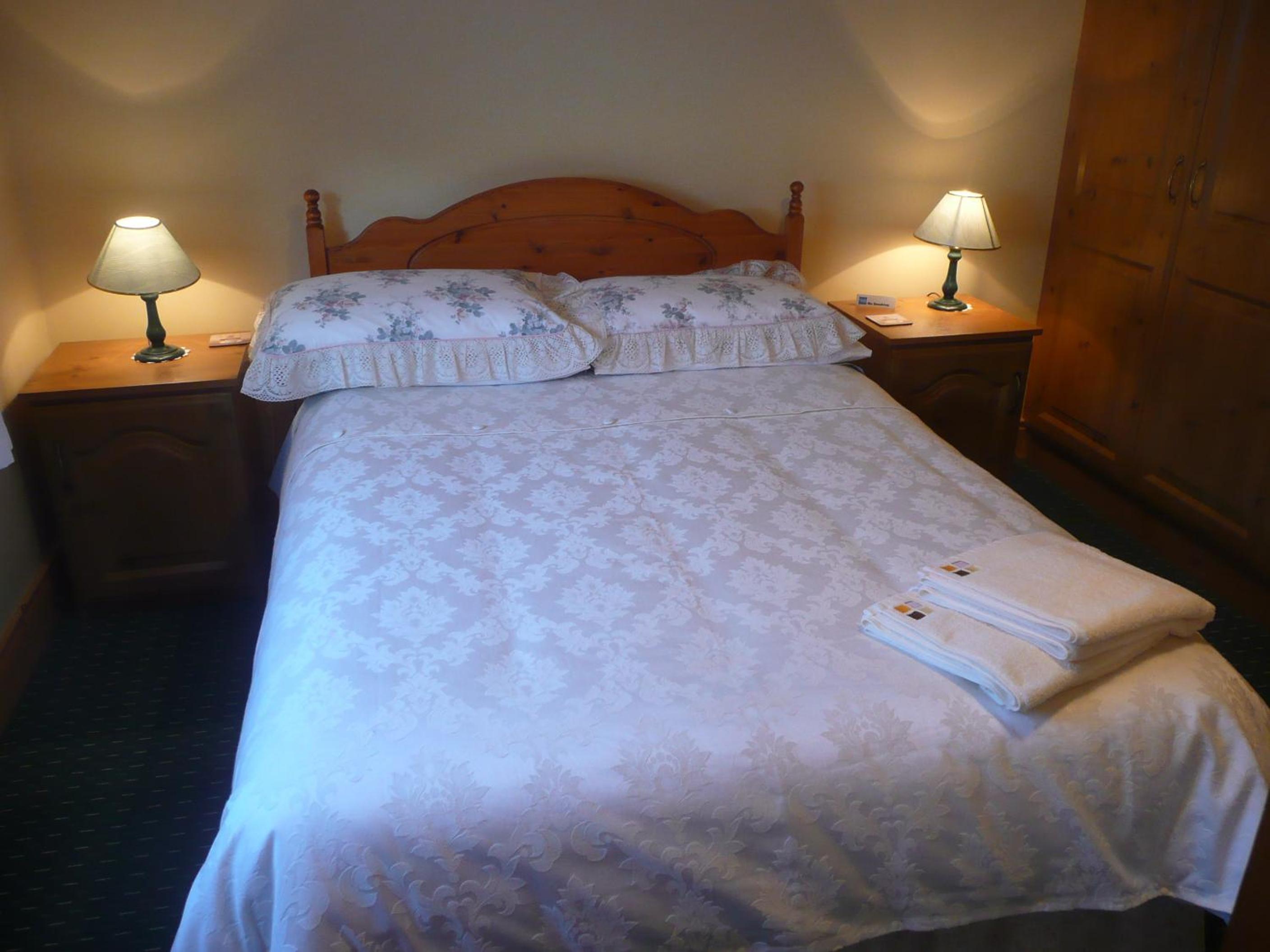 Deluxe Double Room with Shower - Photo 6