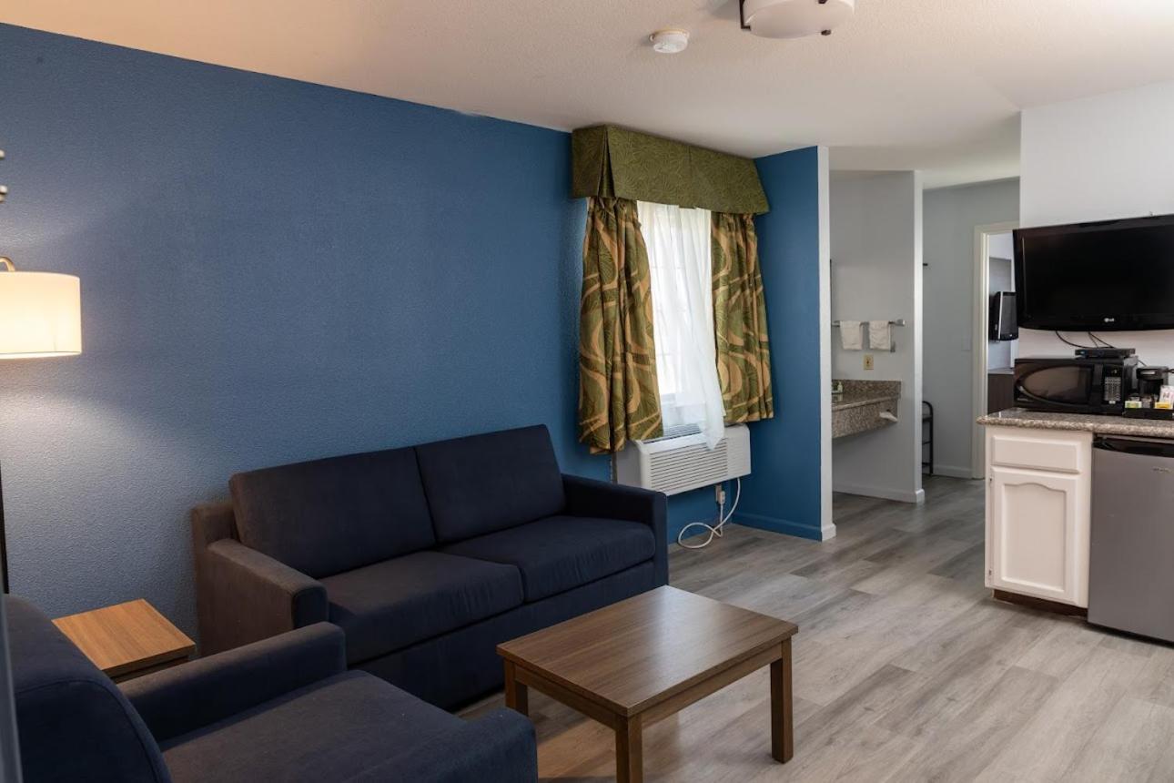 King Suite - Non-Smoking - Photo 6