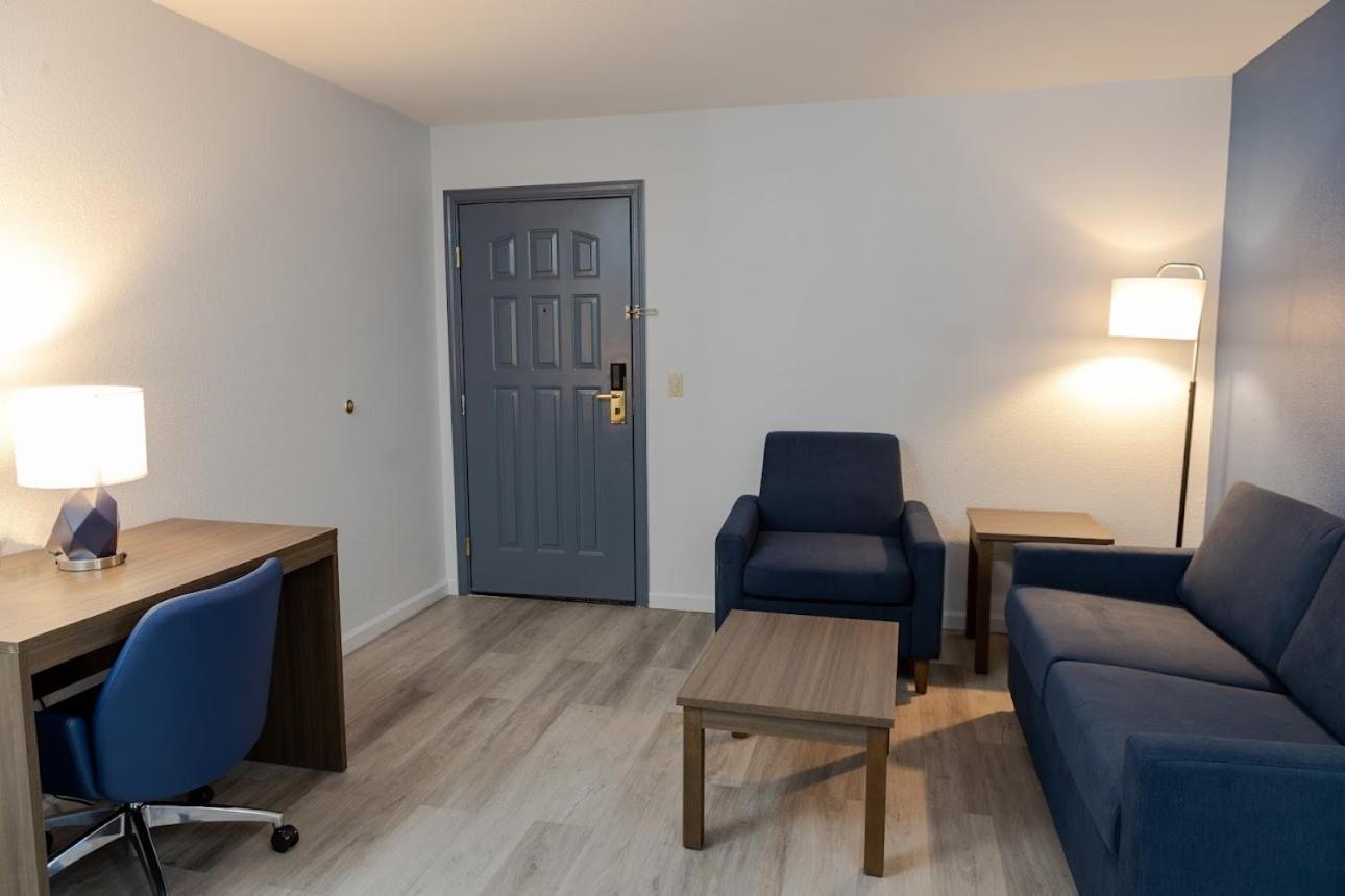 King Suite - Non-Smoking - Photo 5