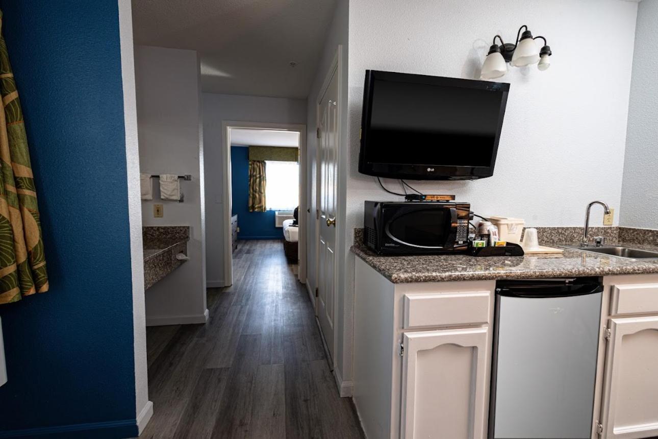 King Suite - Non-Smoking - Photo 4