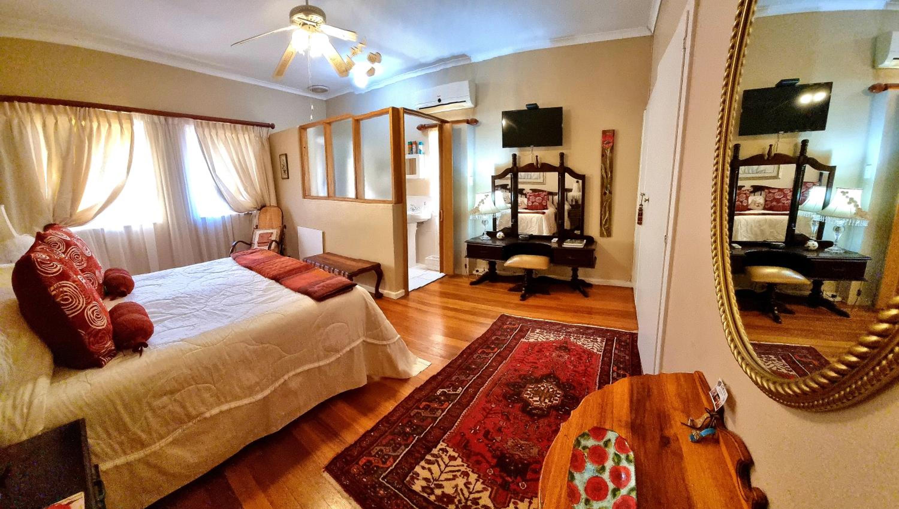 Queen Room photo 2