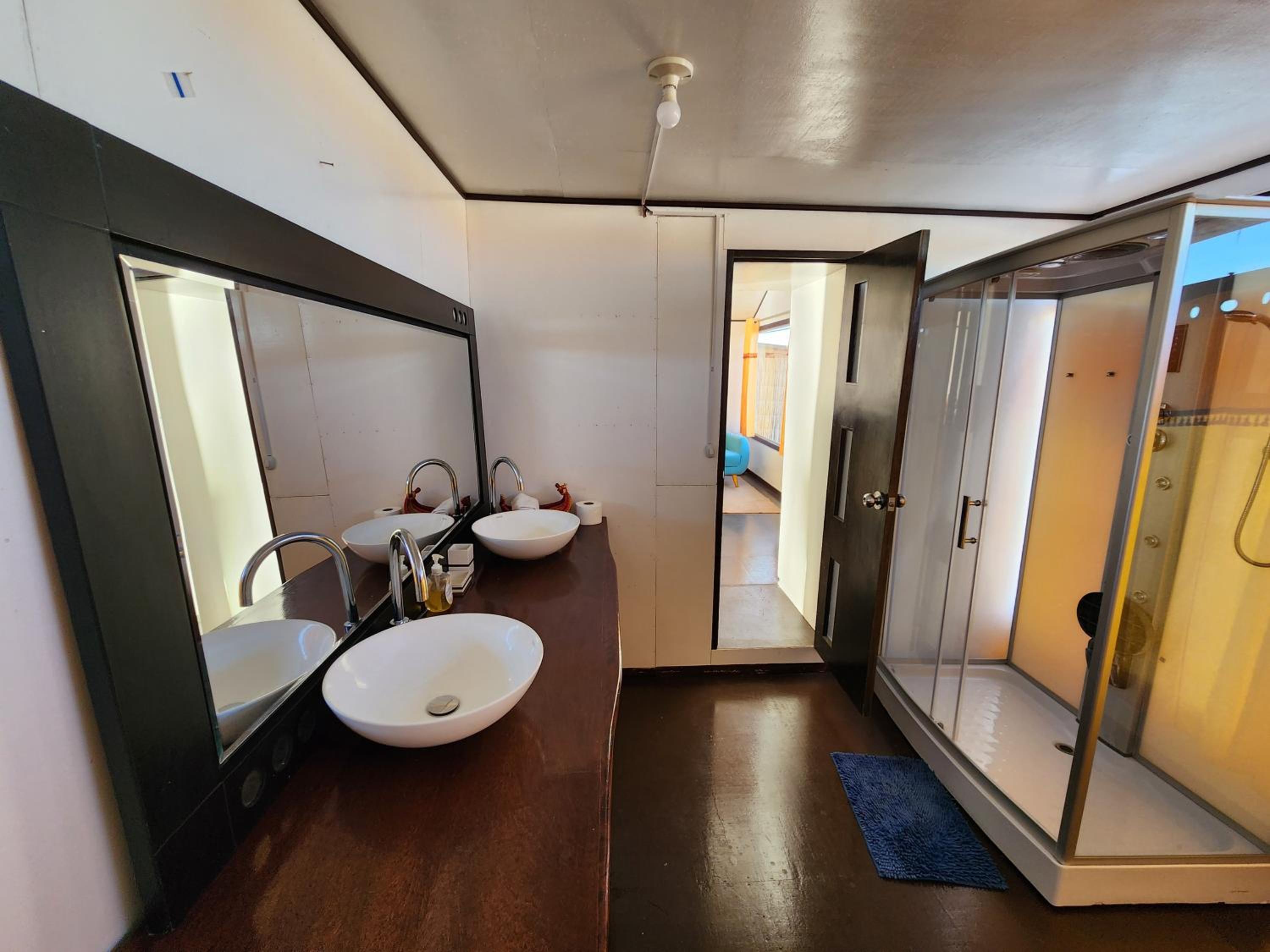 Deluxe King Suite photo 2