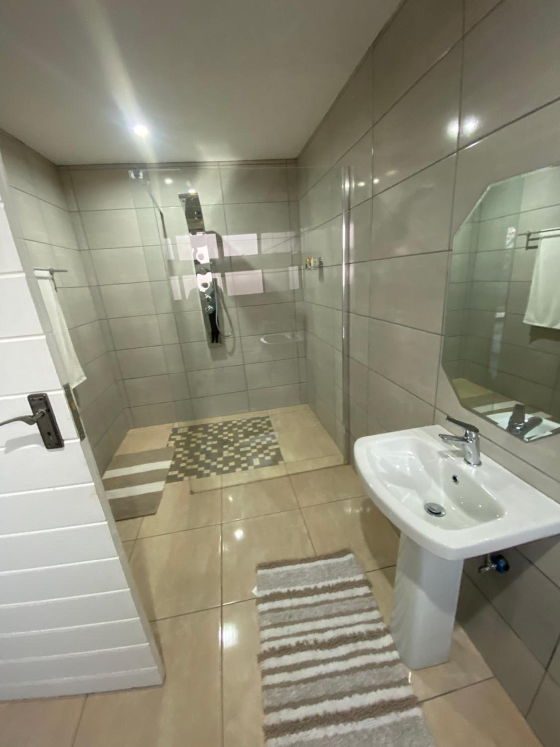 Deluxe Suite - Photo 8