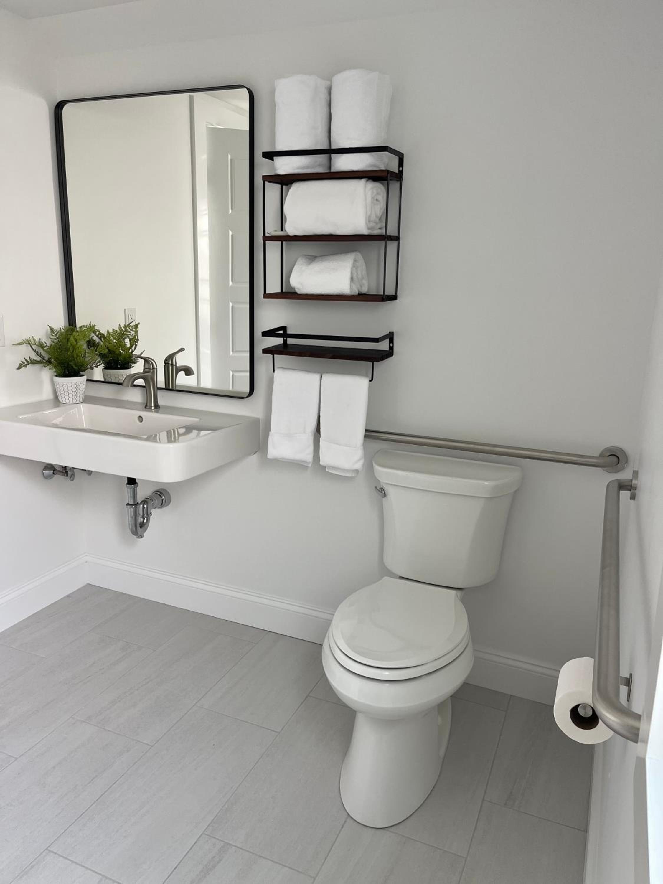 Queen Room - Disability Access photo 2