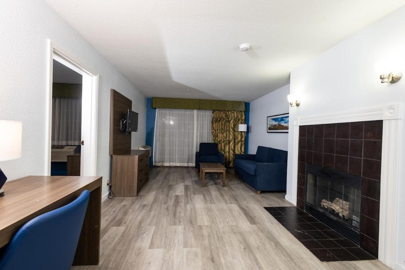 King Suite - Non-Smoking - Photo 2