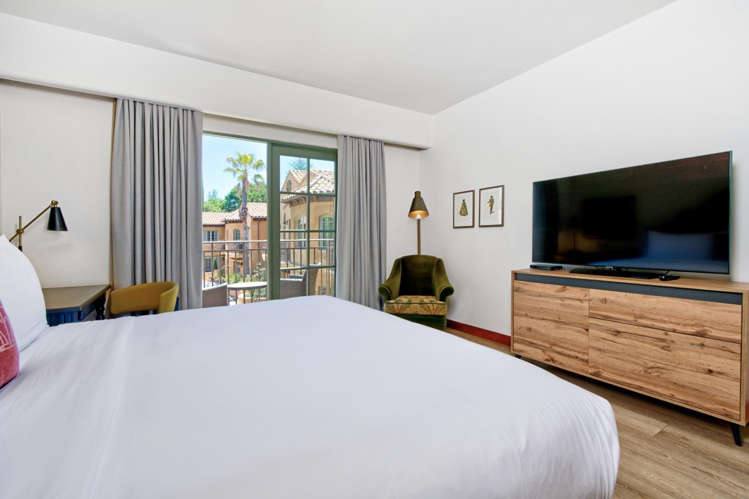 Deluxe King Room - Photo 3