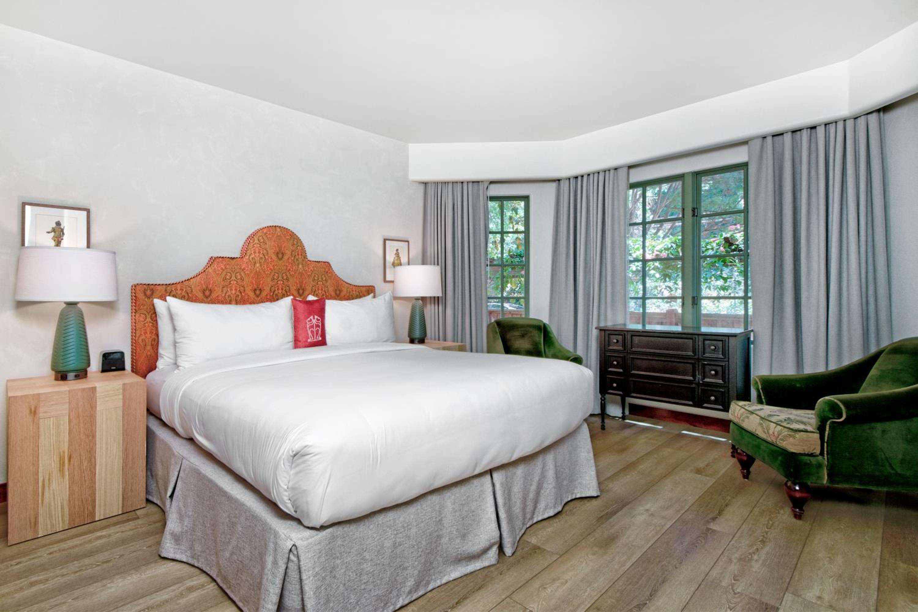 Suite - Photo 1