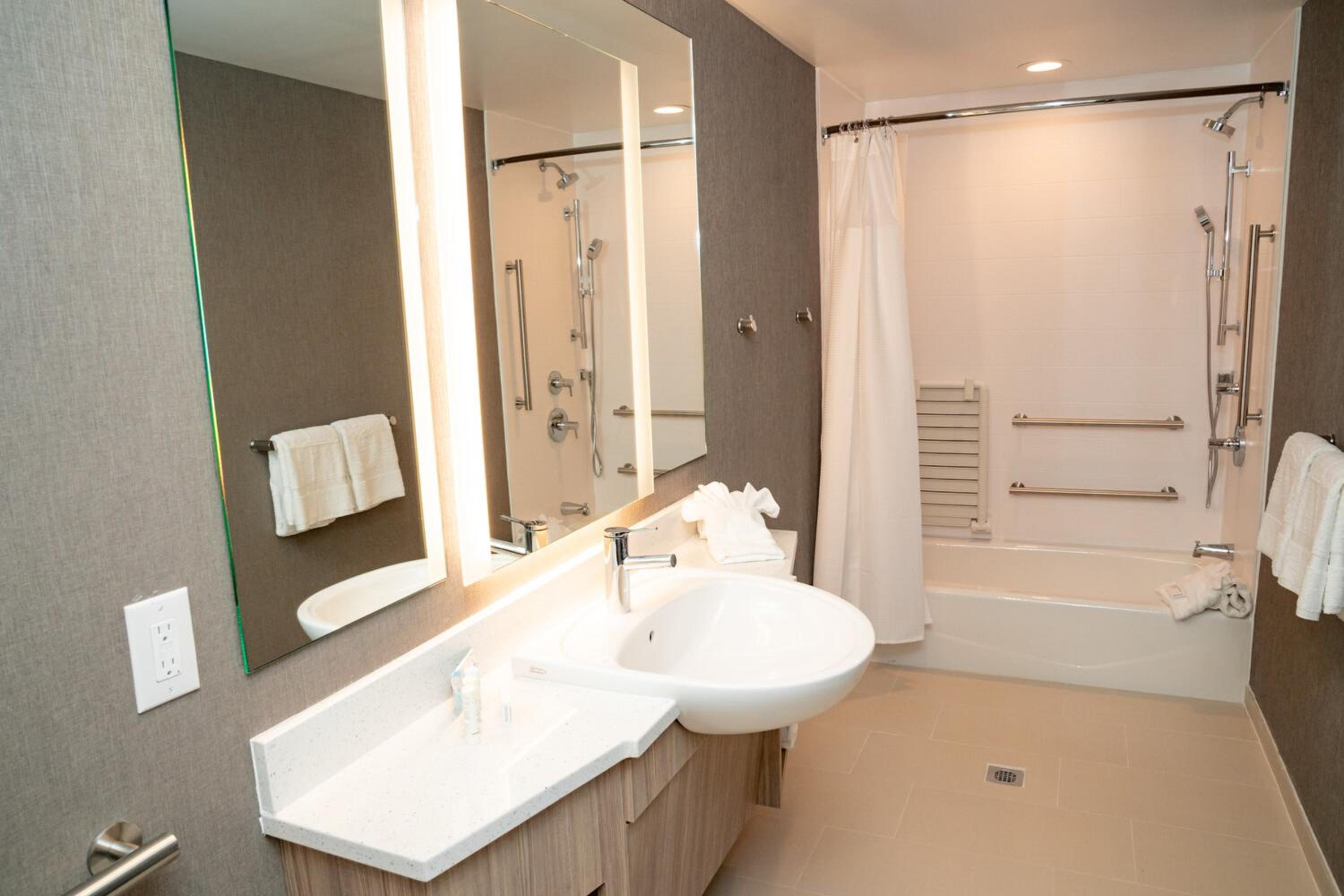 King Suite with Trundle Bed and Adapted Tub - Mobility and Hearing Accessible